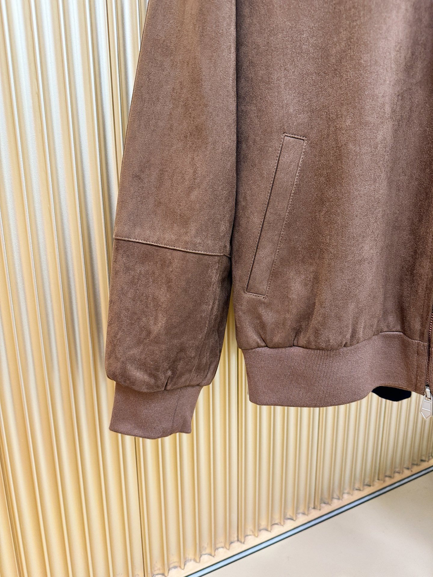 Dior迪奥 2025秋冬新款夹克外套 定制面料 设计造型增添了一份干练与精神，精心挑选的高品质配件，顺