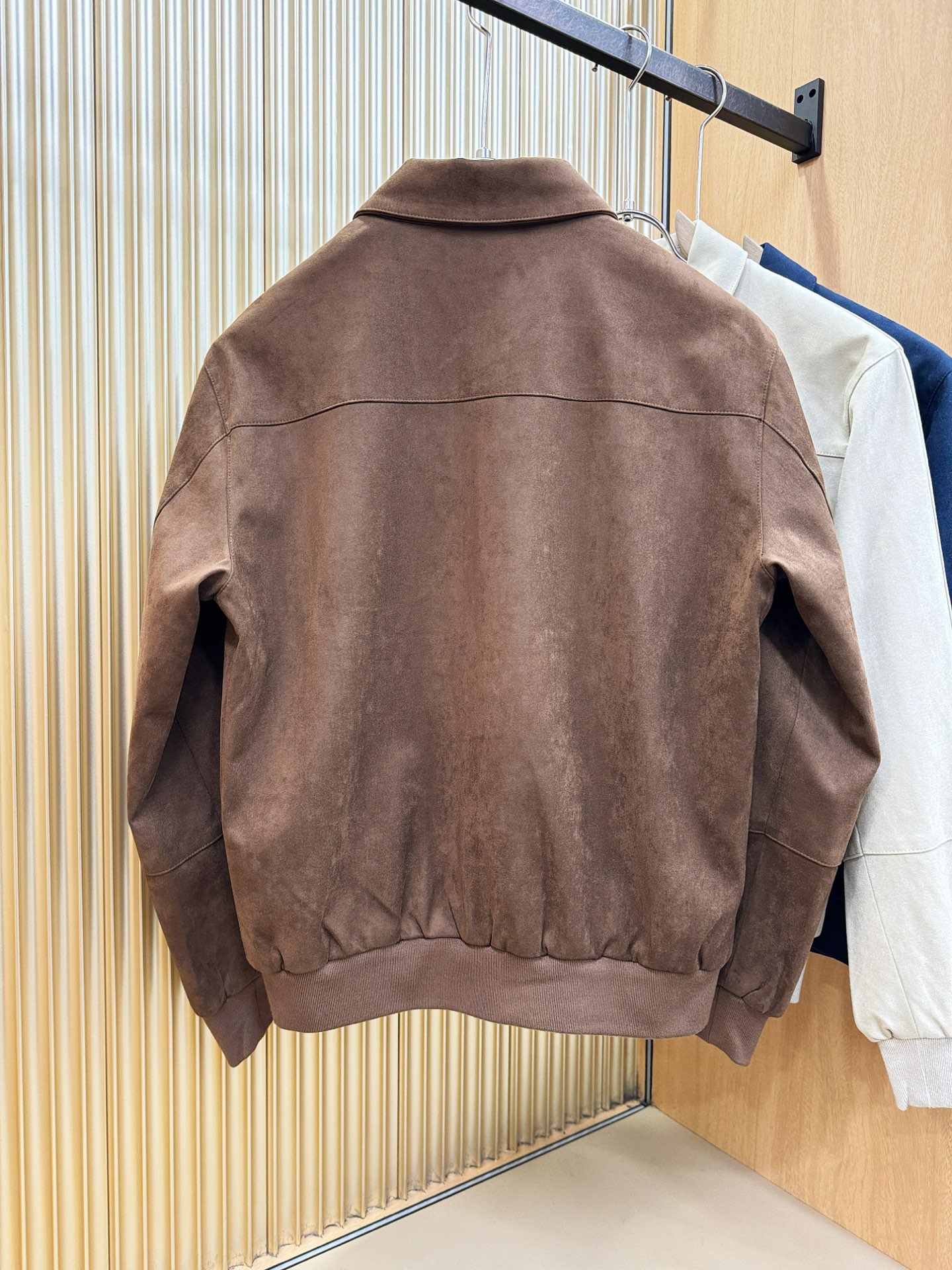 Dior迪奥 2025秋冬新款夹克外套 定制面料 设计造型增添了一份干练与精神，精心挑选的高品质配件，顺