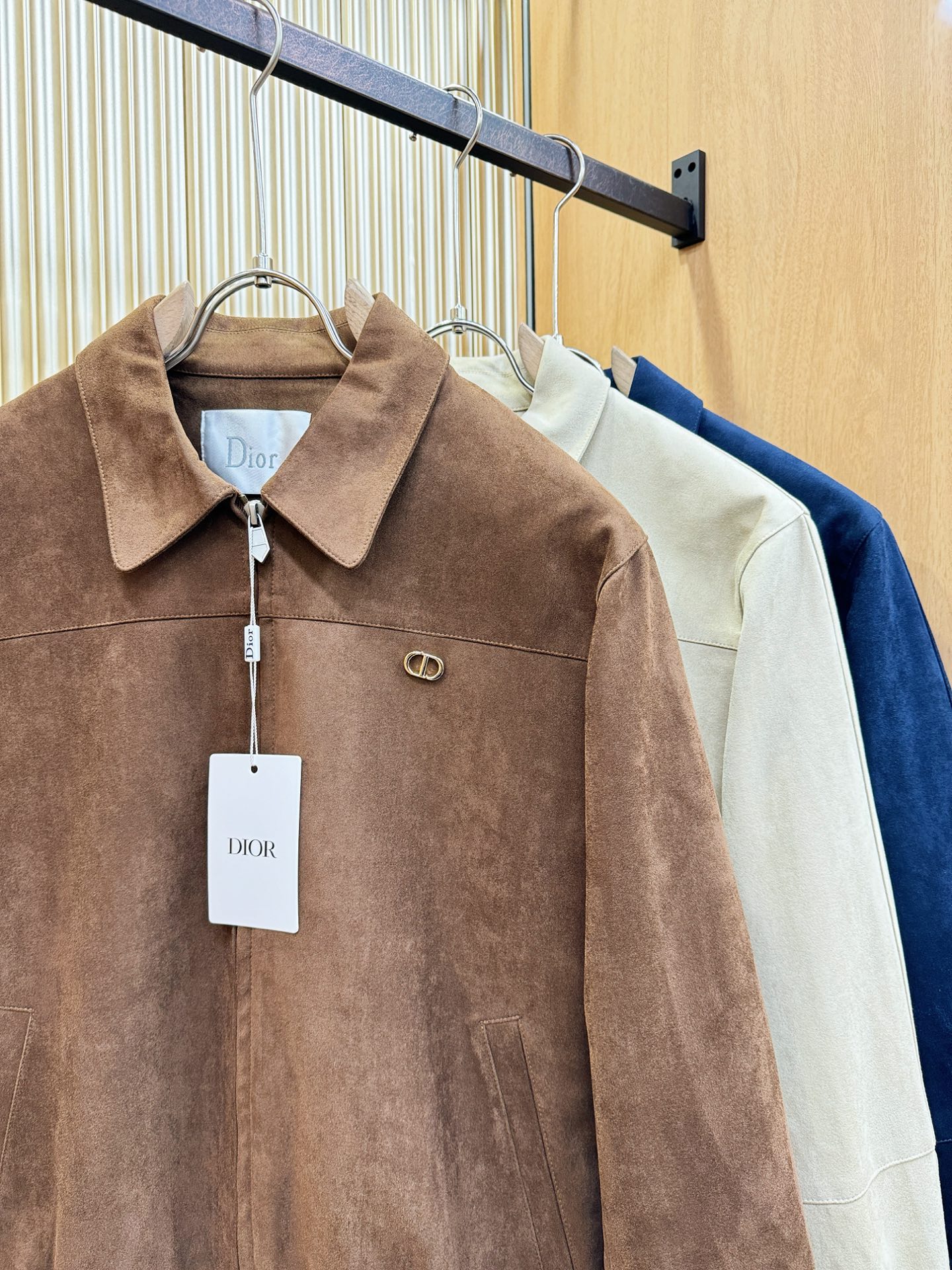 Dior迪奥 2025秋冬新款夹克外套 定制面料 设计造型增添了一份干练与精神，精心挑选的高品质配件，顺