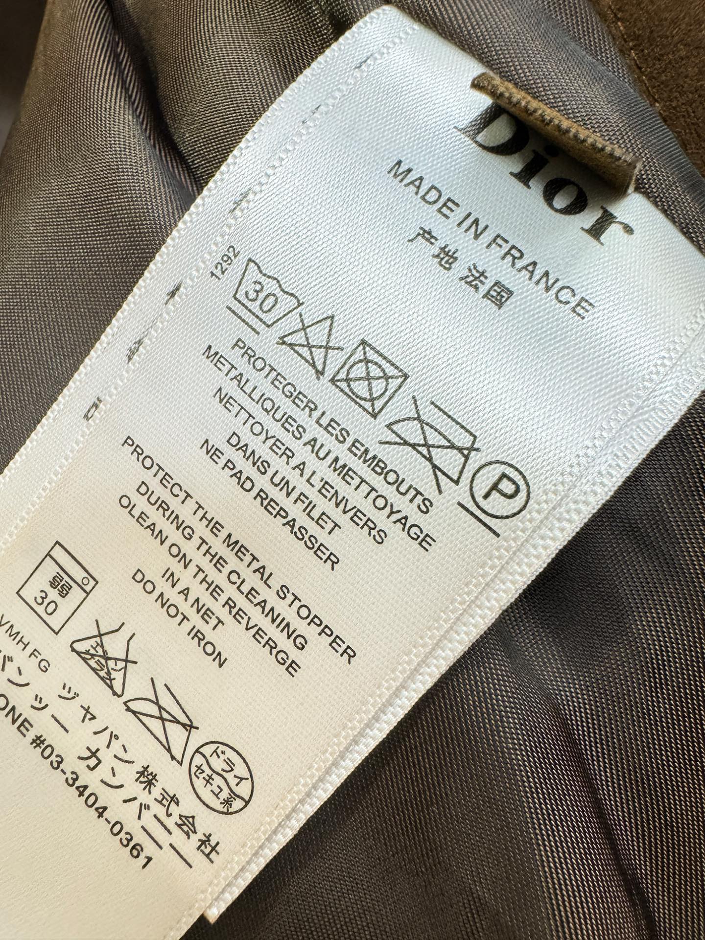 Dior迪奥 2025秋冬新款夹克外套 定制面料 设计造型增添了一份干练与精神，精心挑选的高品质配件，顺