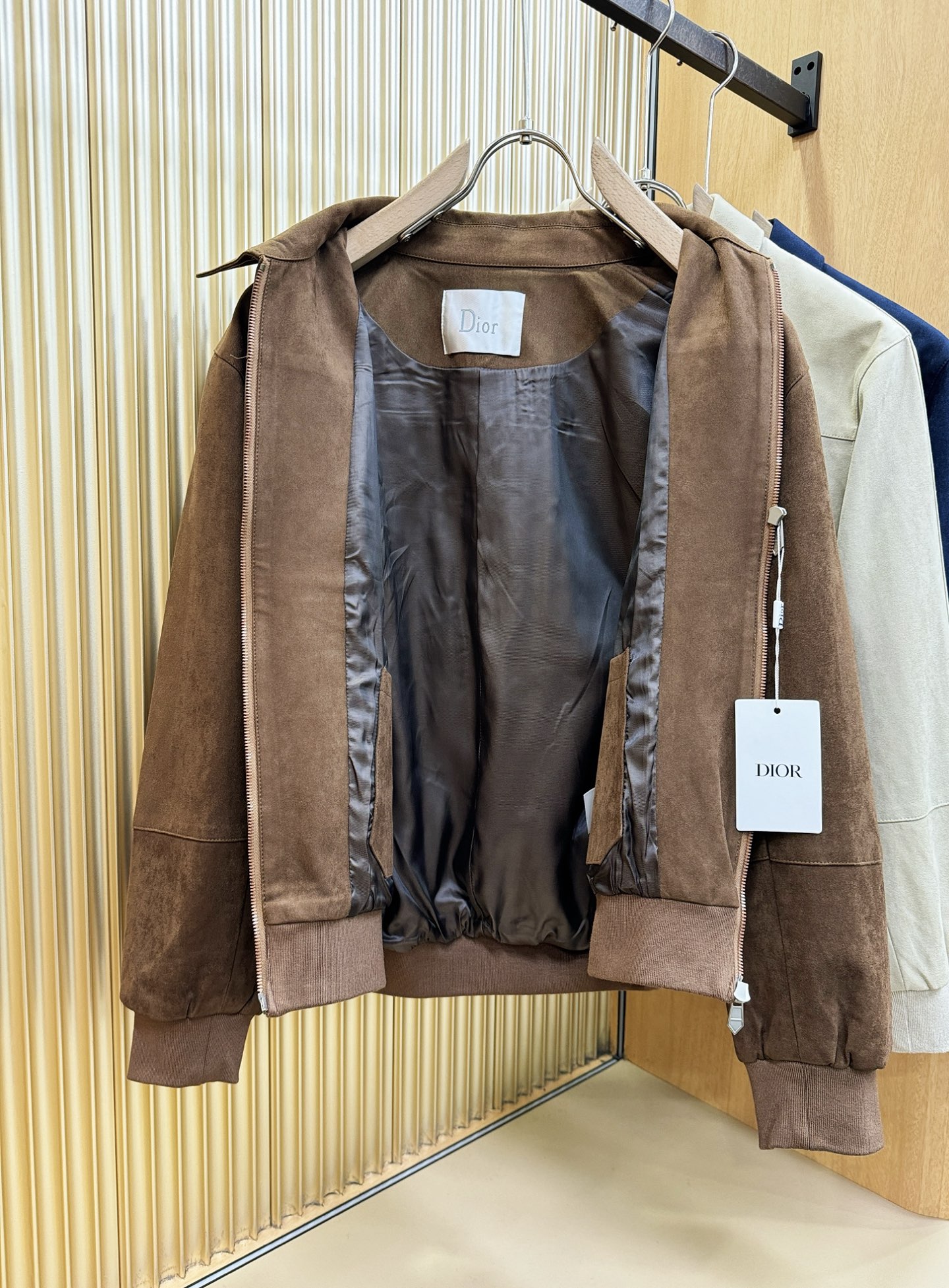 Dior迪奥 2025秋冬新款夹克外套 定制面料 设计造型增添了一份干练与精神，精心挑选的高品质配件，顺