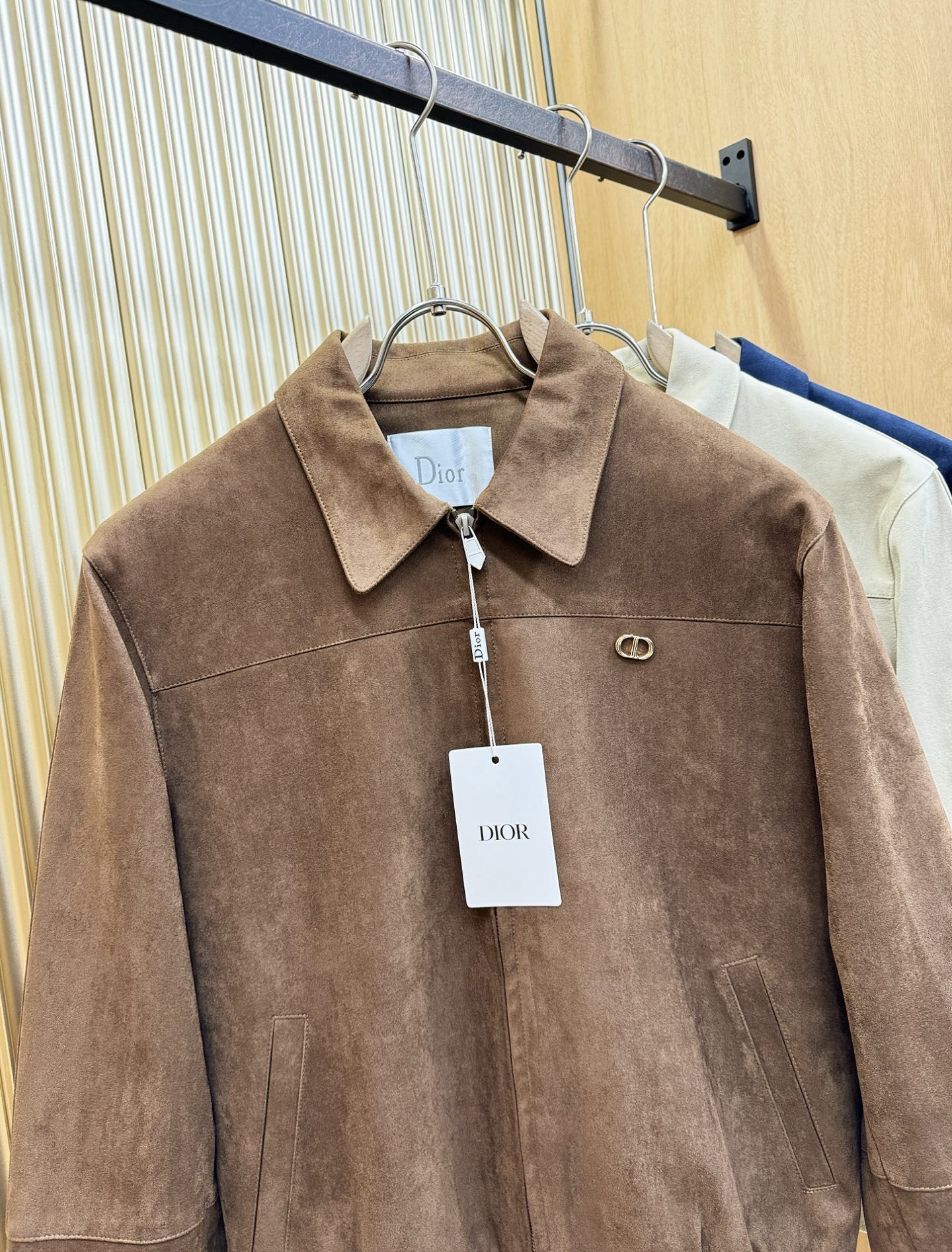 Dior迪奥 2025秋冬新款夹克外套 定制面料 设计造型增添了一份干练与精神，精心挑选的高品质配件，顺