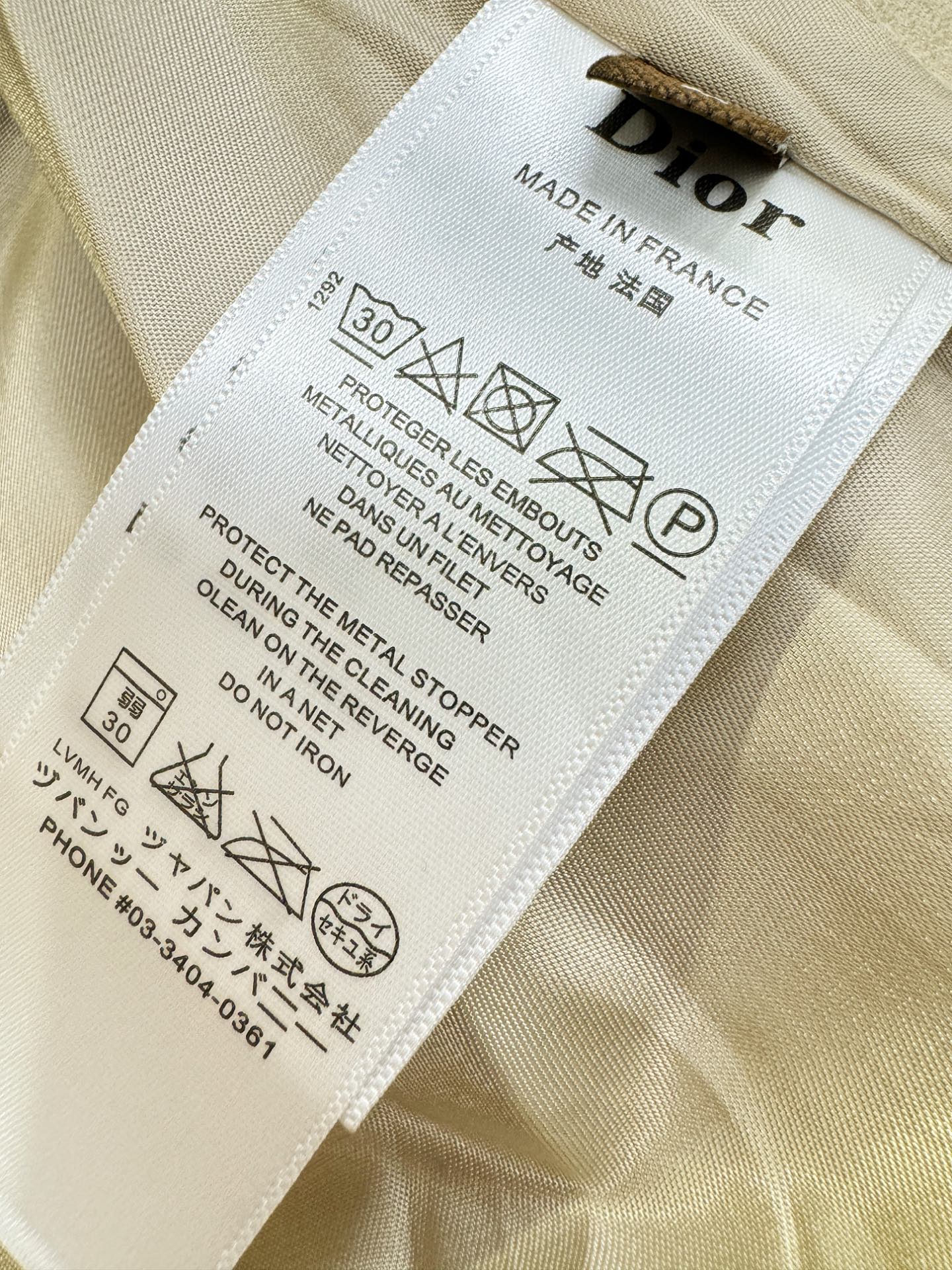 Dior迪奥 2025秋冬新款夹克外套 定制面料 设计造型增添了一份干练与精神，精心挑选的高品质配件，顺