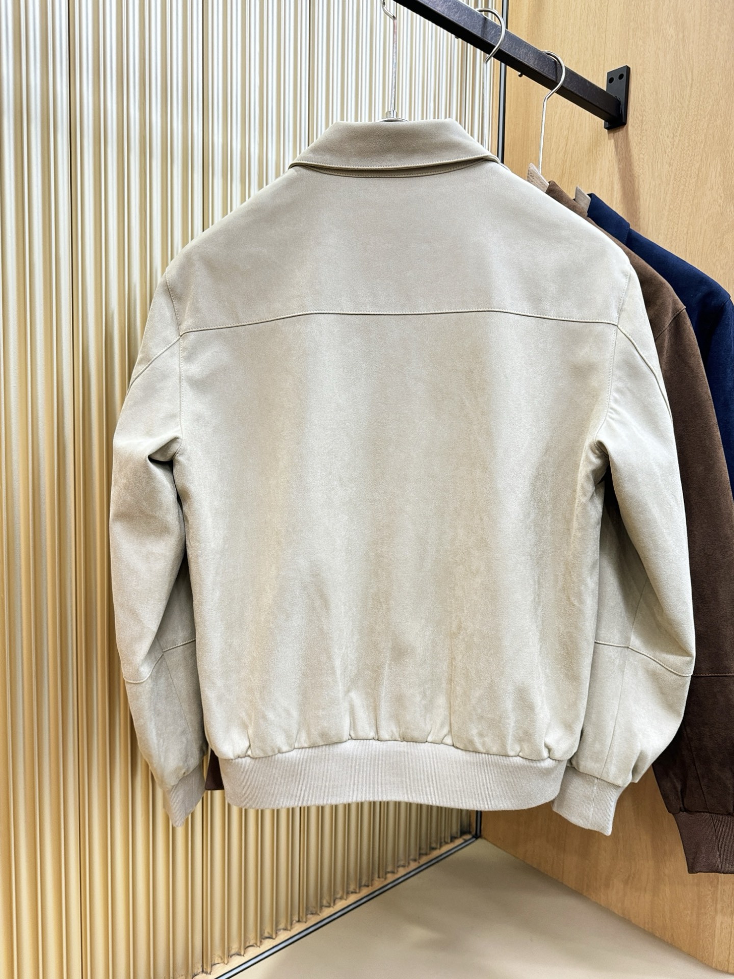 Dior迪奥 2025秋冬新款夹克外套 定制面料 设计造型增添了一份干练与精神，精心挑选的高品质配件，顺