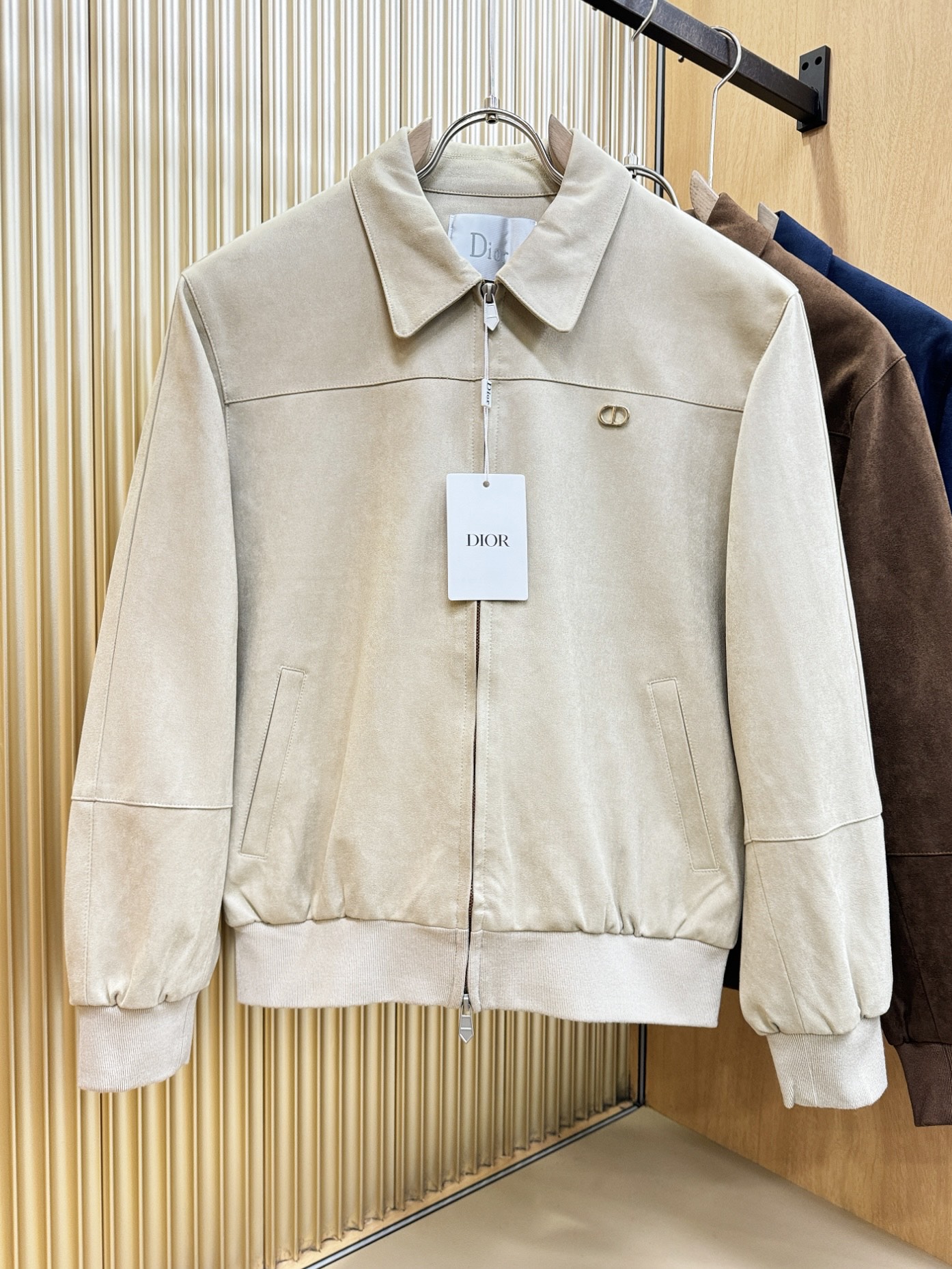 Dior迪奥 2025秋冬新款夹克外套 定制面料 设计造型增添了一份干练与精神，精心挑选的高品质配件，顺