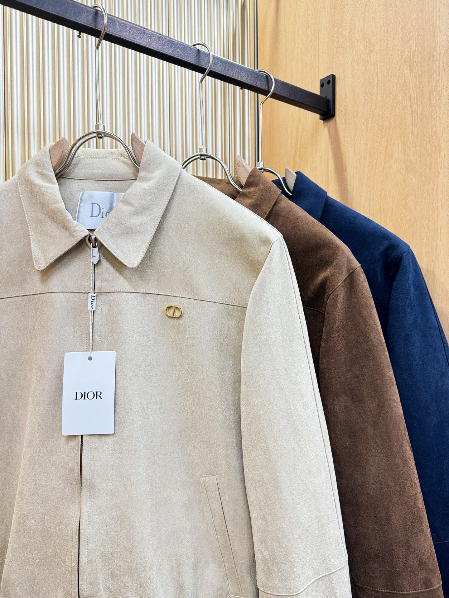 Dior迪奥 2025秋冬新款夹克外套 定制面料 设计造型增添了一份干练与精神，精心挑选的高品质配件，顺