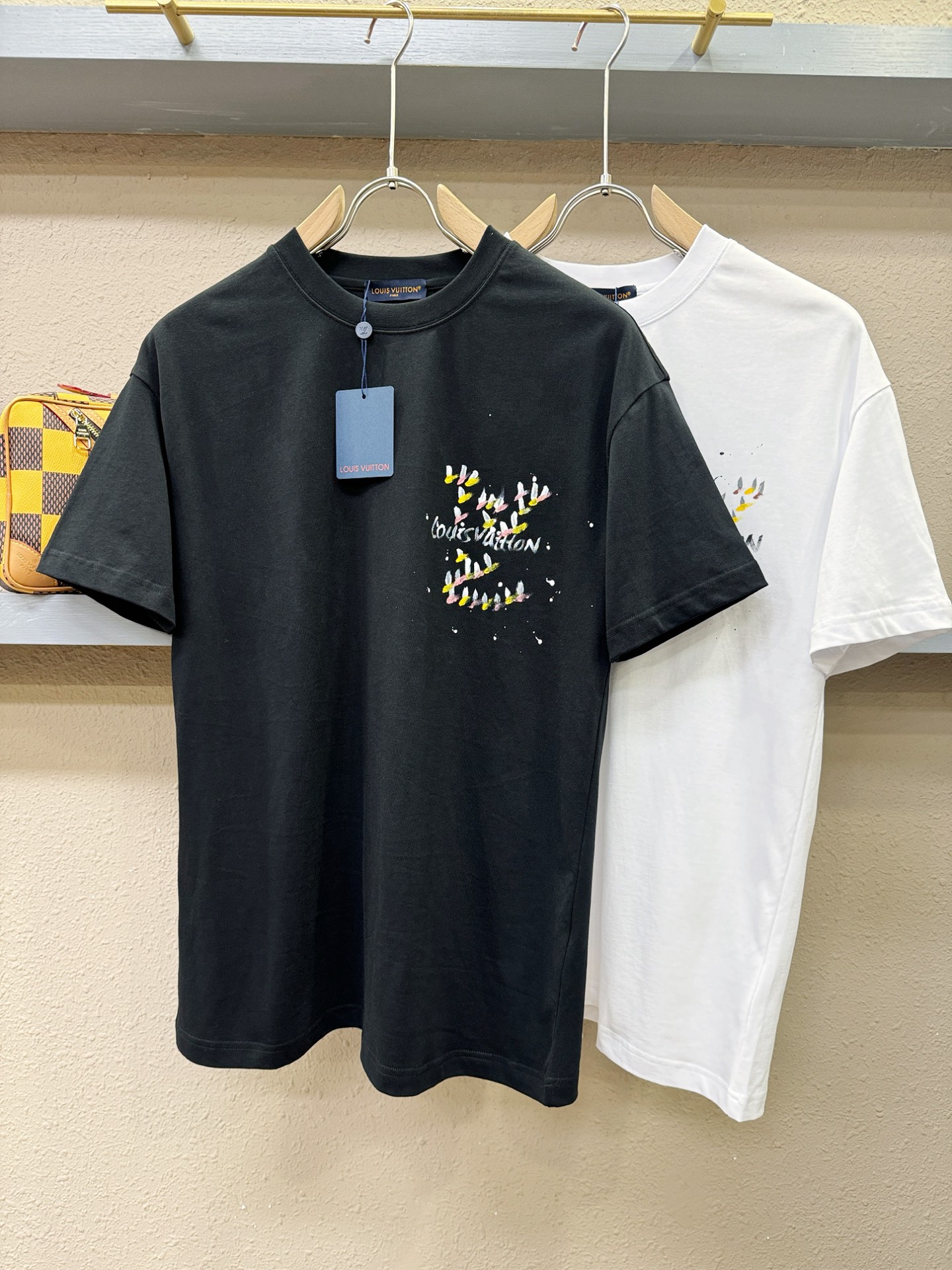 LV路易威登 2026新款短袖T恤！走秀图案时尚休闲短袖T恤衫！设计logo设计！极具设计精选客供面料，