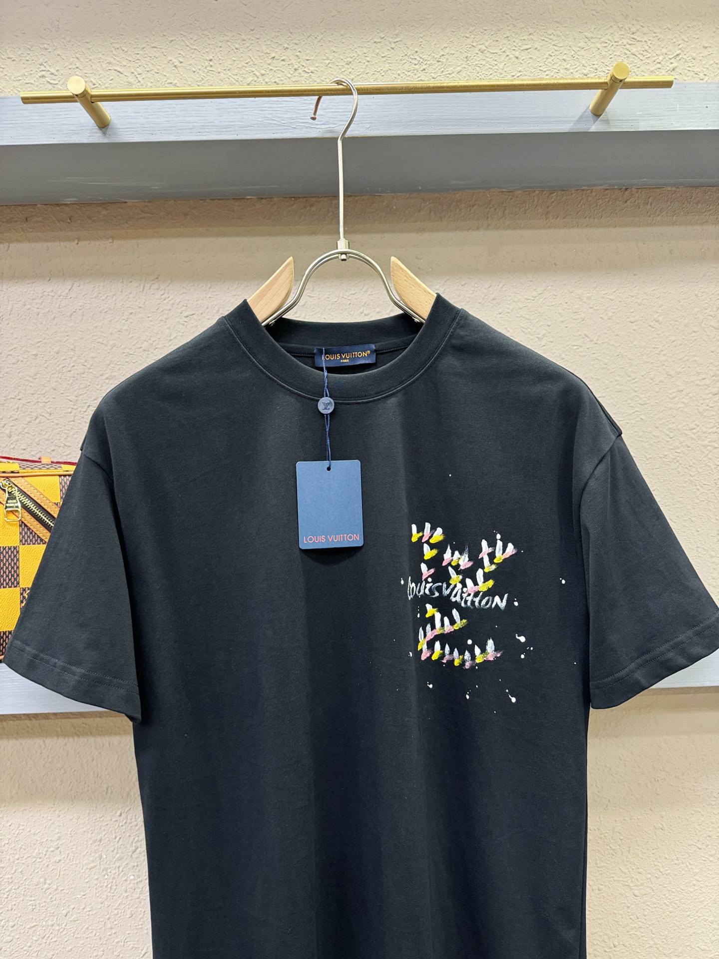 LV路易威登 2026新款短袖T恤！走秀图案时尚休闲短袖T恤衫！设计logo设计！极具设计精选客供面料，