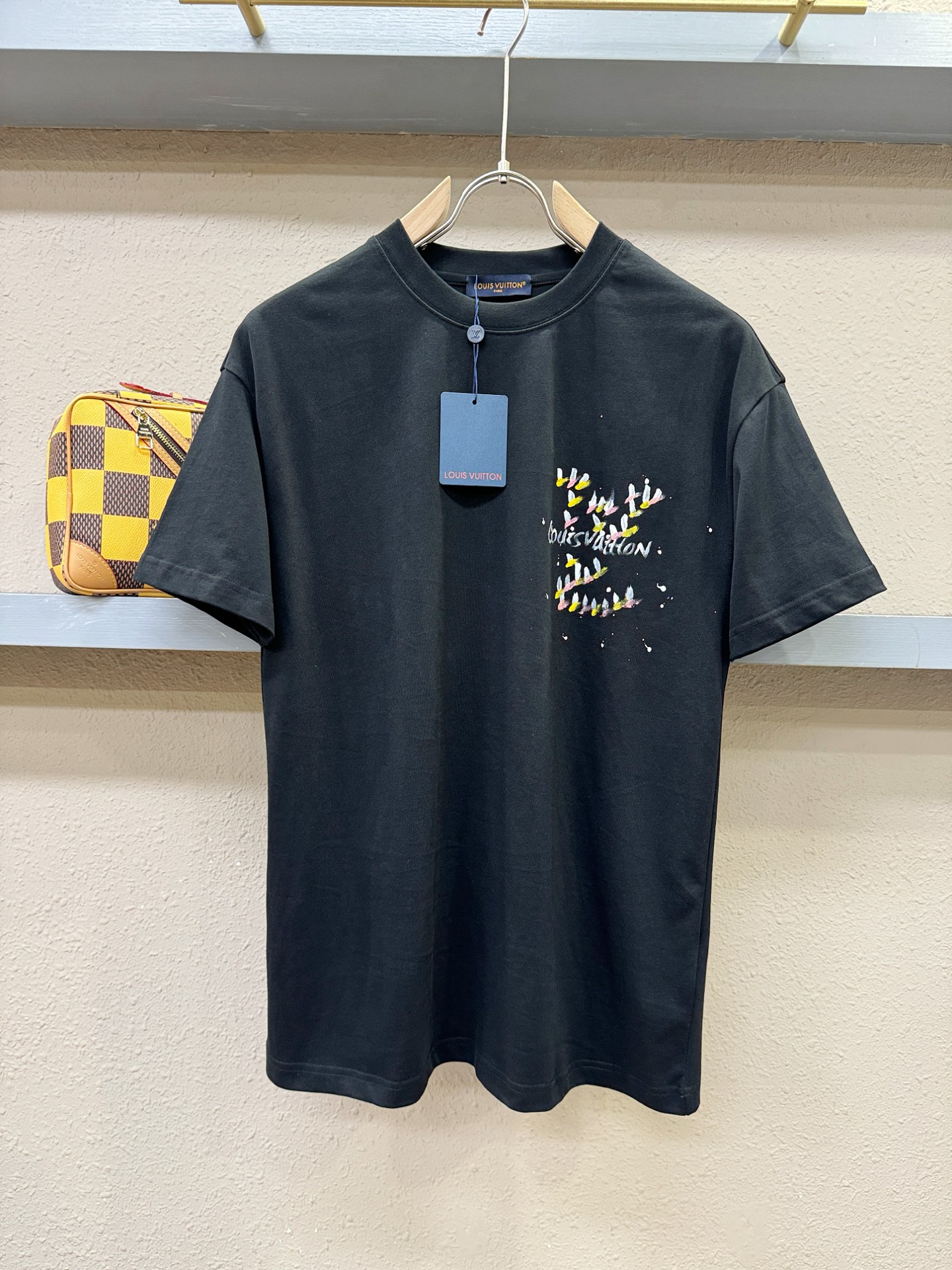 LV路易威登 2026新款短袖T恤！走秀图案时尚休闲短袖T恤衫！设计logo设计！极具设计精选客供面料，