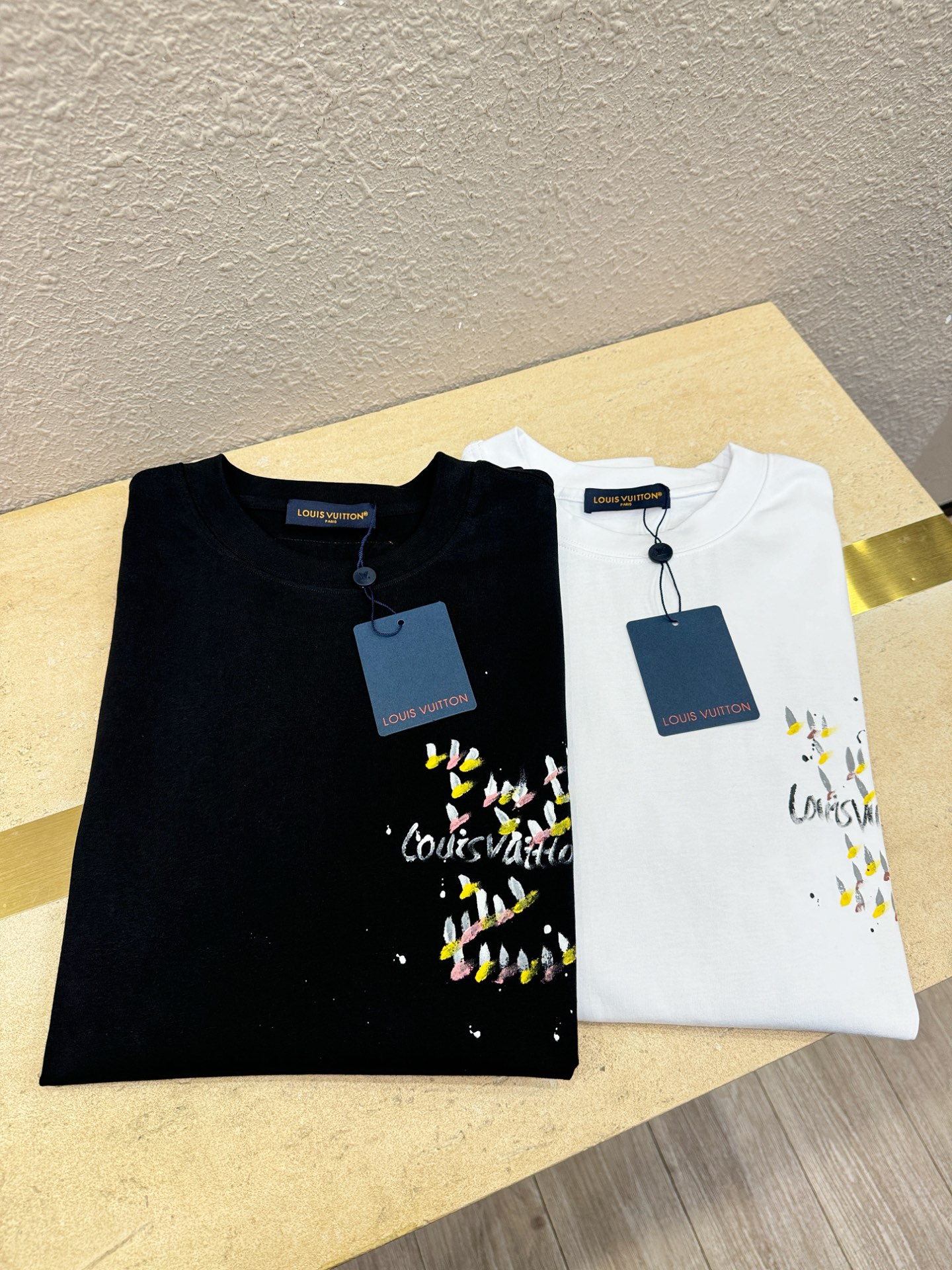 LV路易威登 2026新款短袖T恤！走秀图案时尚休闲短袖T恤衫！设计logo设计！极具设计精选客供面料，