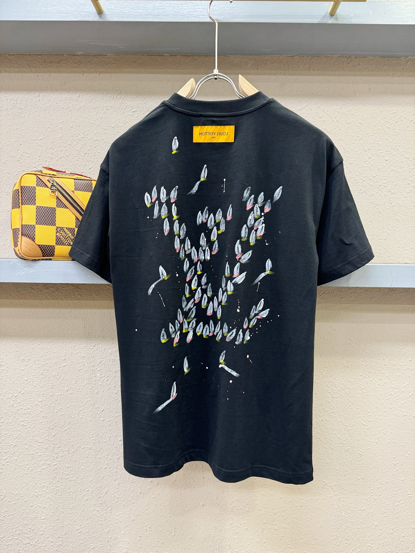 LV路易威登 2026新款短袖T恤！走秀图案时尚休闲短袖T恤衫！设计logo设计！极具设计精选客供面料，