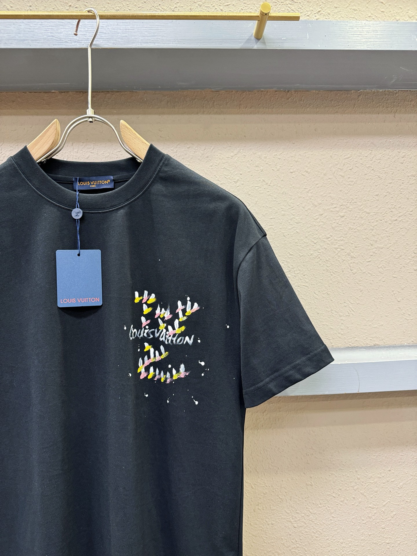 LV路易威登 2026新款短袖T恤！走秀图案时尚休闲短袖T恤衫！设计logo设计！极具设计精选客供面料，