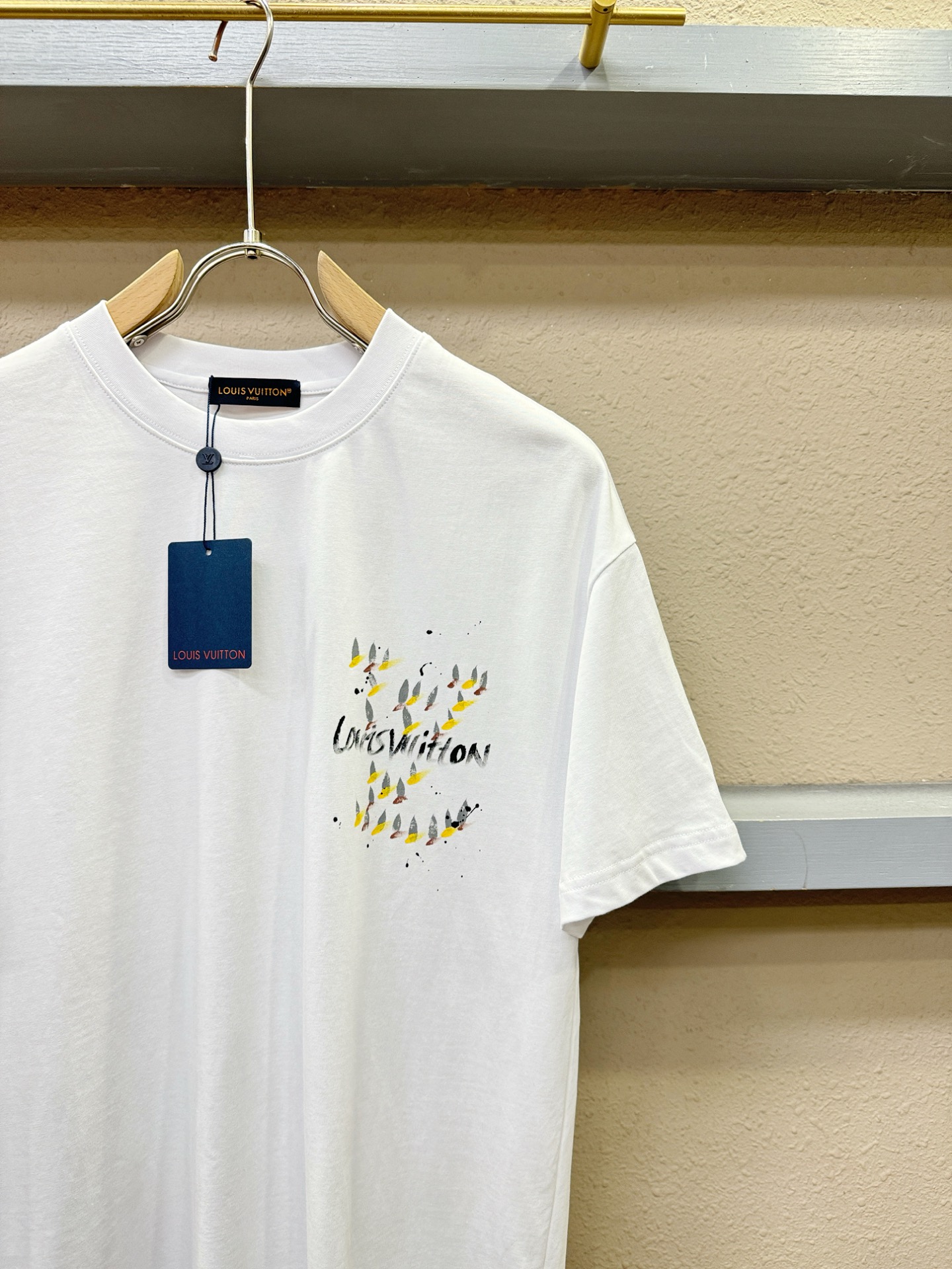 LV路易威登 2026新款短袖T恤！走秀图案时尚休闲短袖T恤衫！设计logo设计！极具设计精选客供面料，