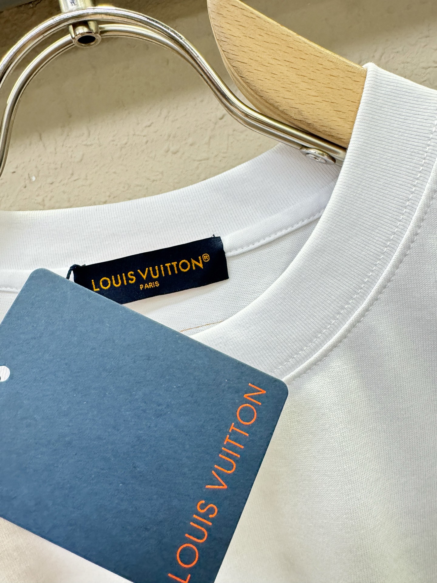 LV路易威登 2026新款短袖T恤！走秀图案时尚休闲短袖T恤衫！设计logo设计！极具设计精选客供面料，