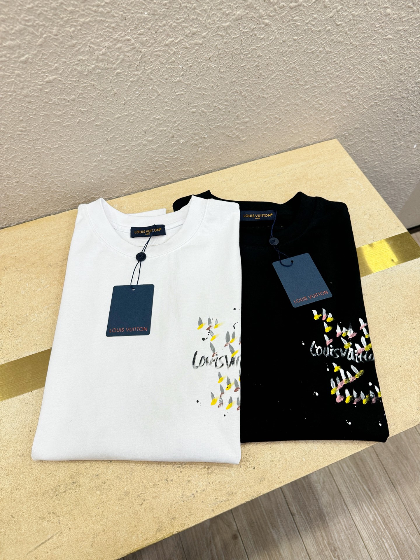 LV路易威登 2026新款短袖T恤！走秀图案时尚休闲短袖T恤衫！设计logo设计！极具设计精选客供面料，