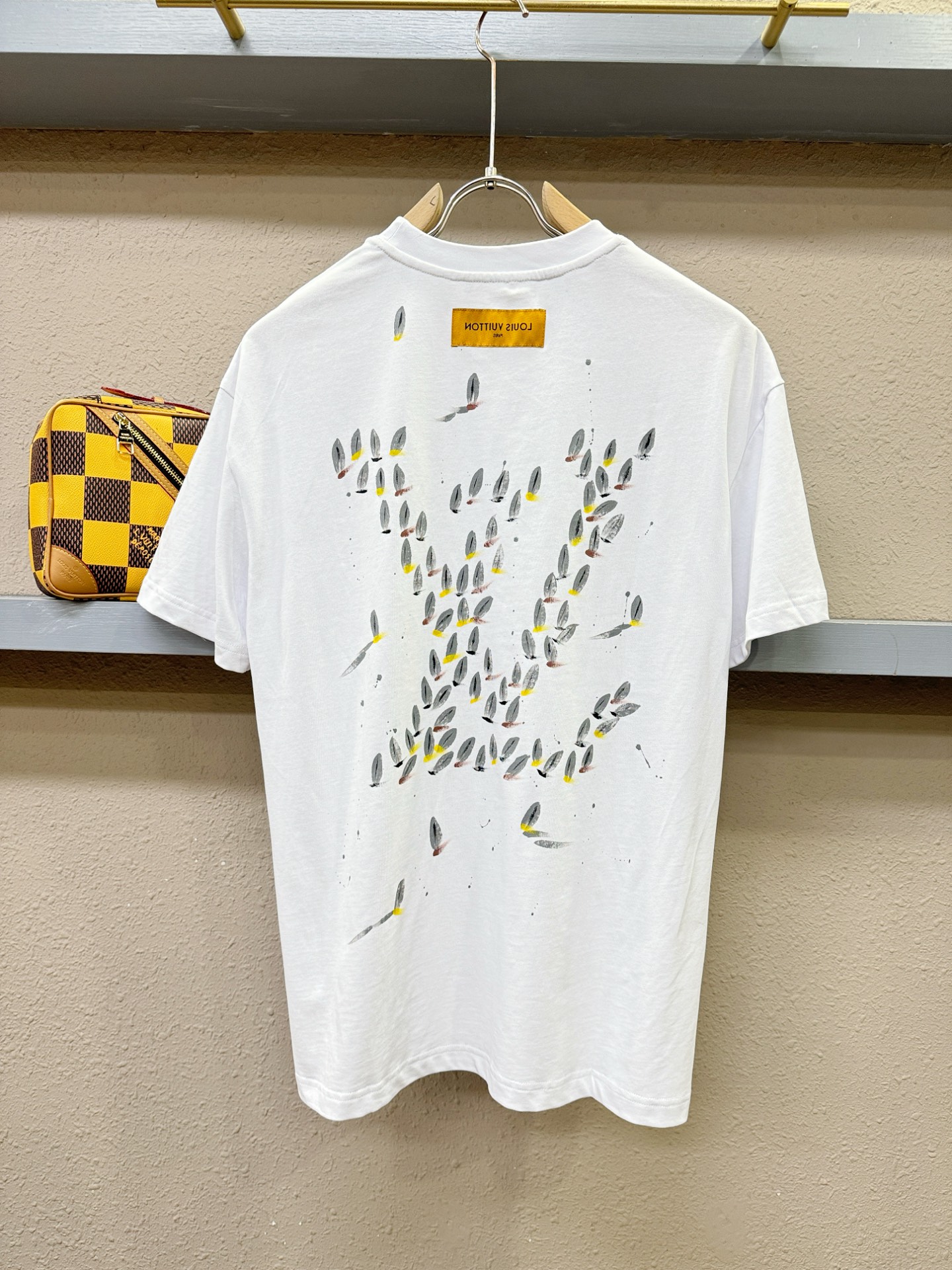 LV路易威登 2026新款短袖T恤！走秀图案时尚休闲短袖T恤衫！设计logo设计！极具设计精选客供面料，