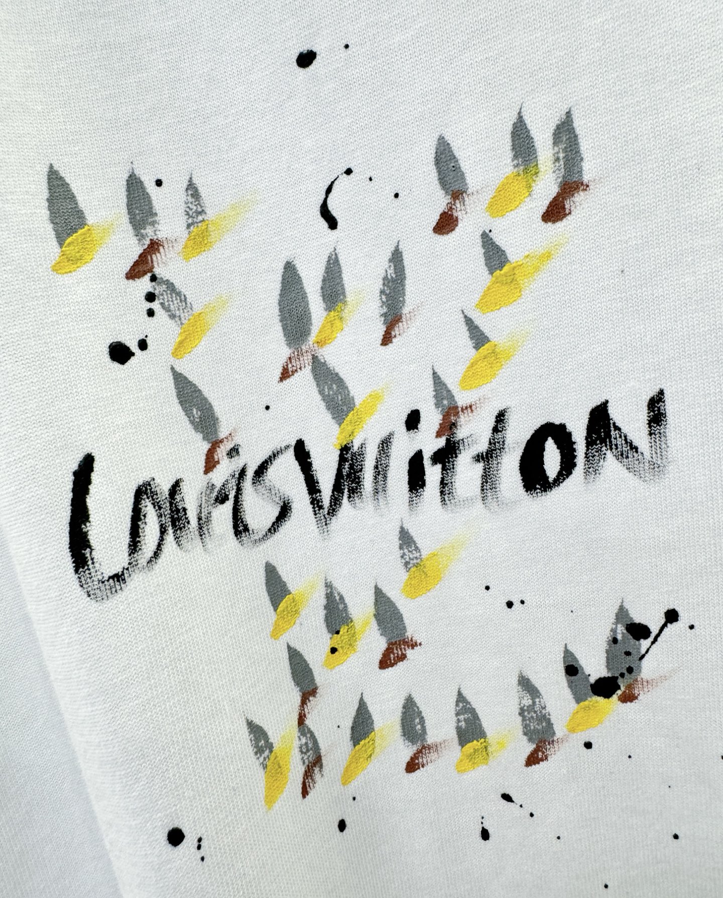 LV路易威登 2026新款短袖T恤！走秀图案时尚休闲短袖T恤衫！设计logo设计！极具设计精选客供面料，