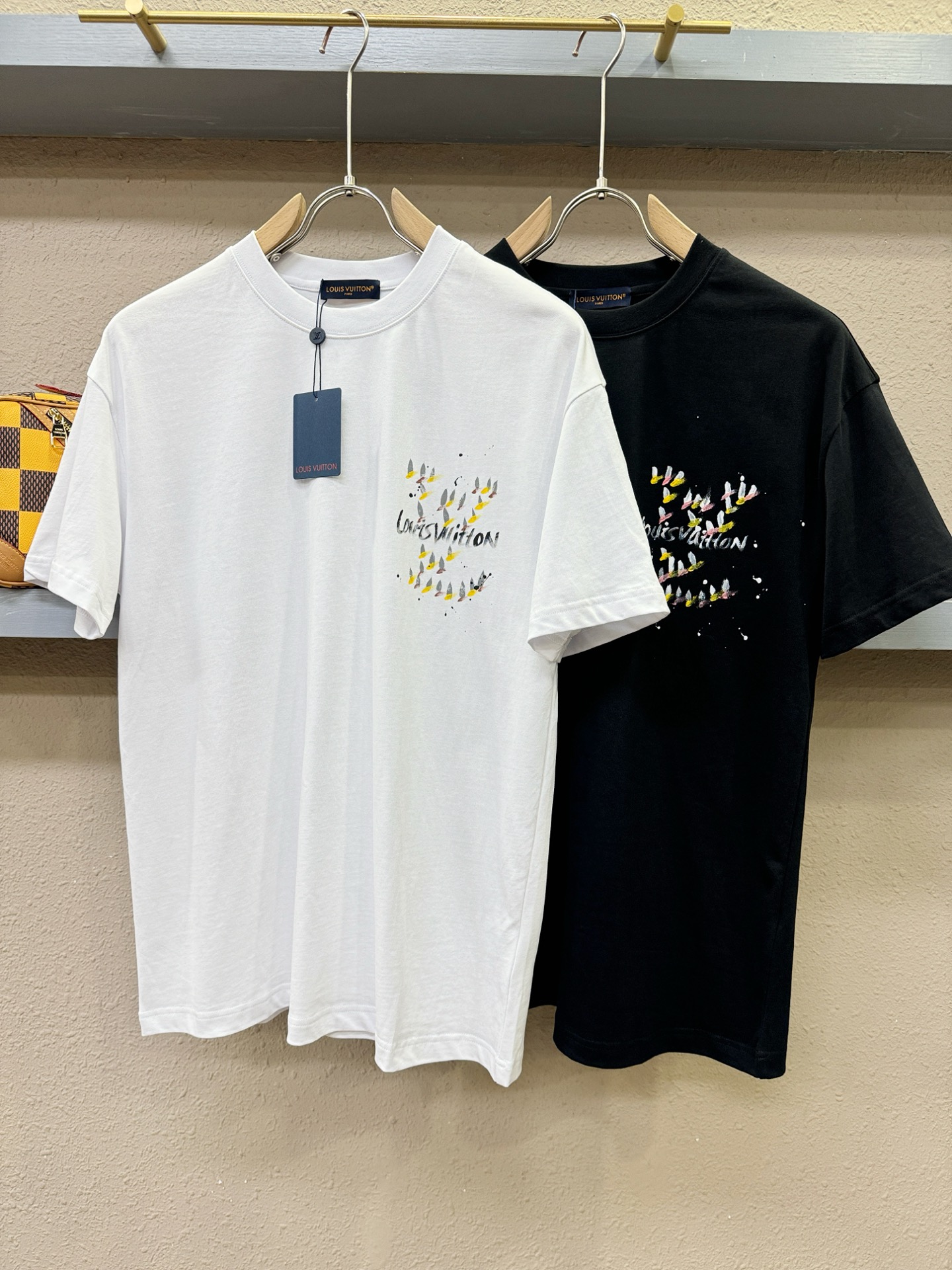 LV路易威登 2026新款短袖T恤！走秀图案时尚休闲短袖T恤衫！设计logo设计！极具设计精选客供面料，