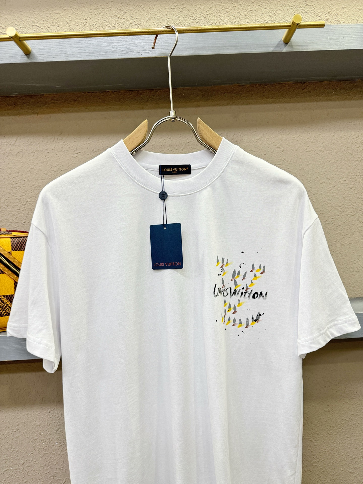 LV路易威登 2026新款短袖T恤！走秀图案时尚休闲短袖T恤衫！设计logo设计！极具设计精选客供面料，