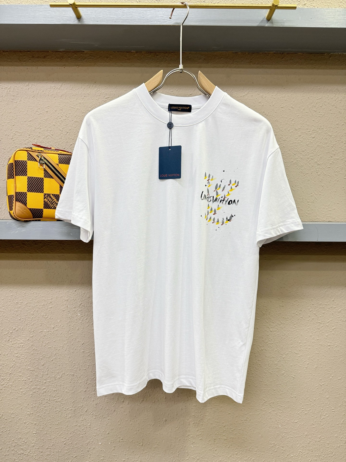 LV路易威登 2026新款短袖T恤！走秀图案时尚休闲短袖T恤衫！设计logo设计！极具设计精选客供面料，