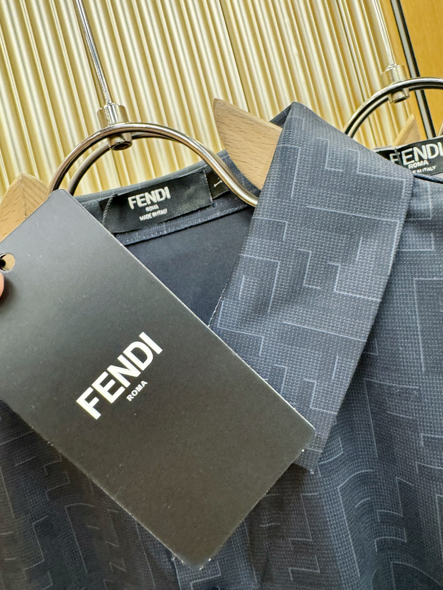 FENDI芬迪 2025新款衬衫，贸易公司渠道稀出，领先官网发售！经典休闲衬衫搭配独特的设计，简洁干净、