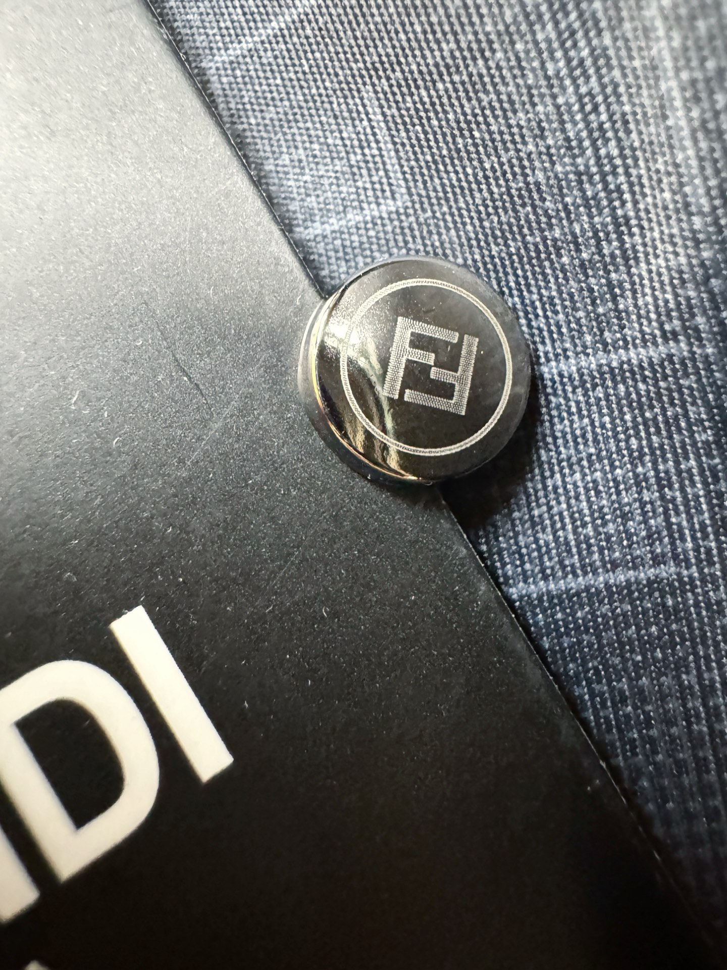 FENDI芬迪 2025新款衬衫，贸易公司渠道稀出，领先官网发售！经典休闲衬衫搭配独特的设计，简洁干净、