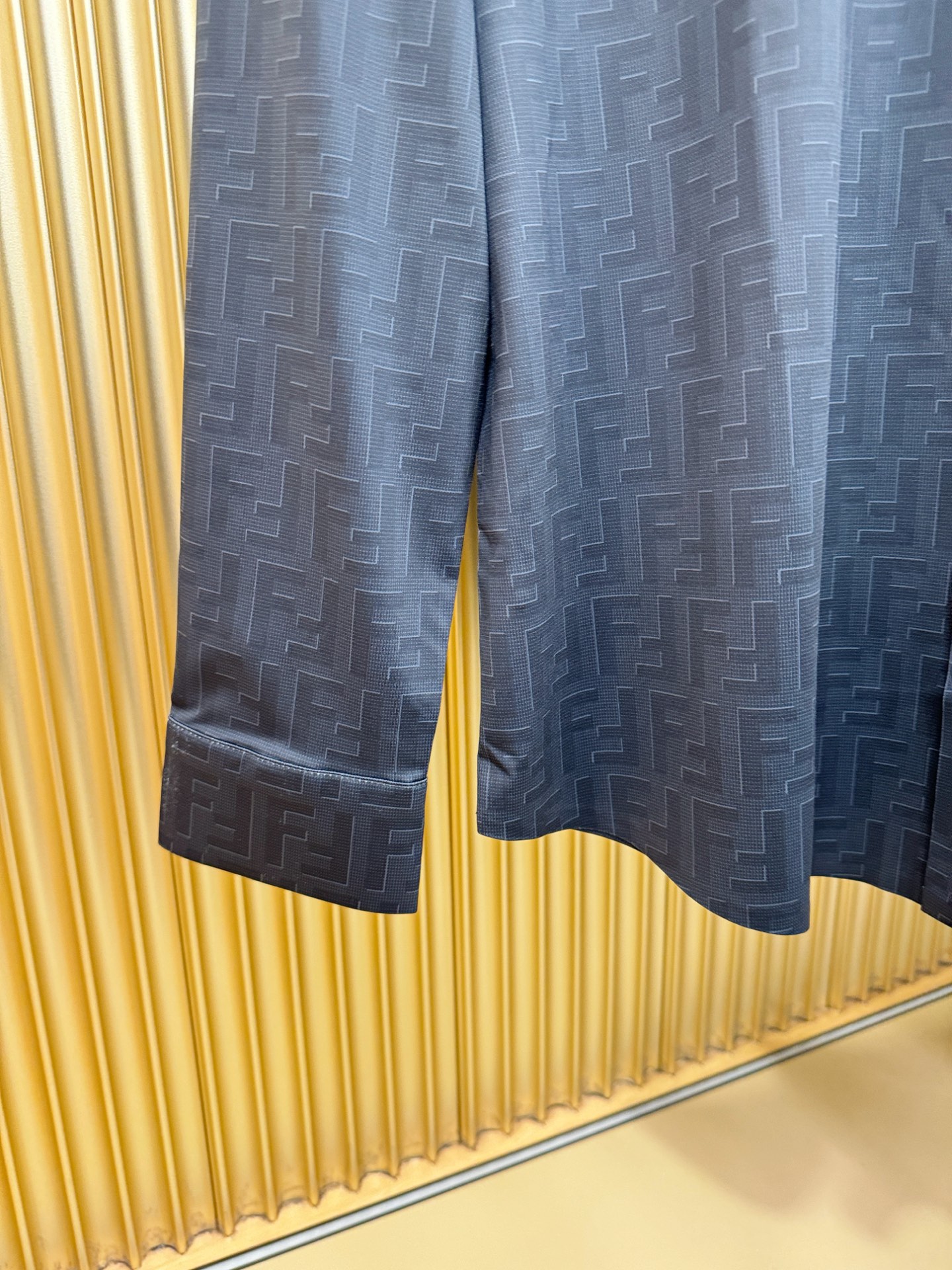 FENDI芬迪 2025新款衬衫，贸易公司渠道稀出，领先官网发售！经典休闲衬衫搭配独特的设计，简洁干净、