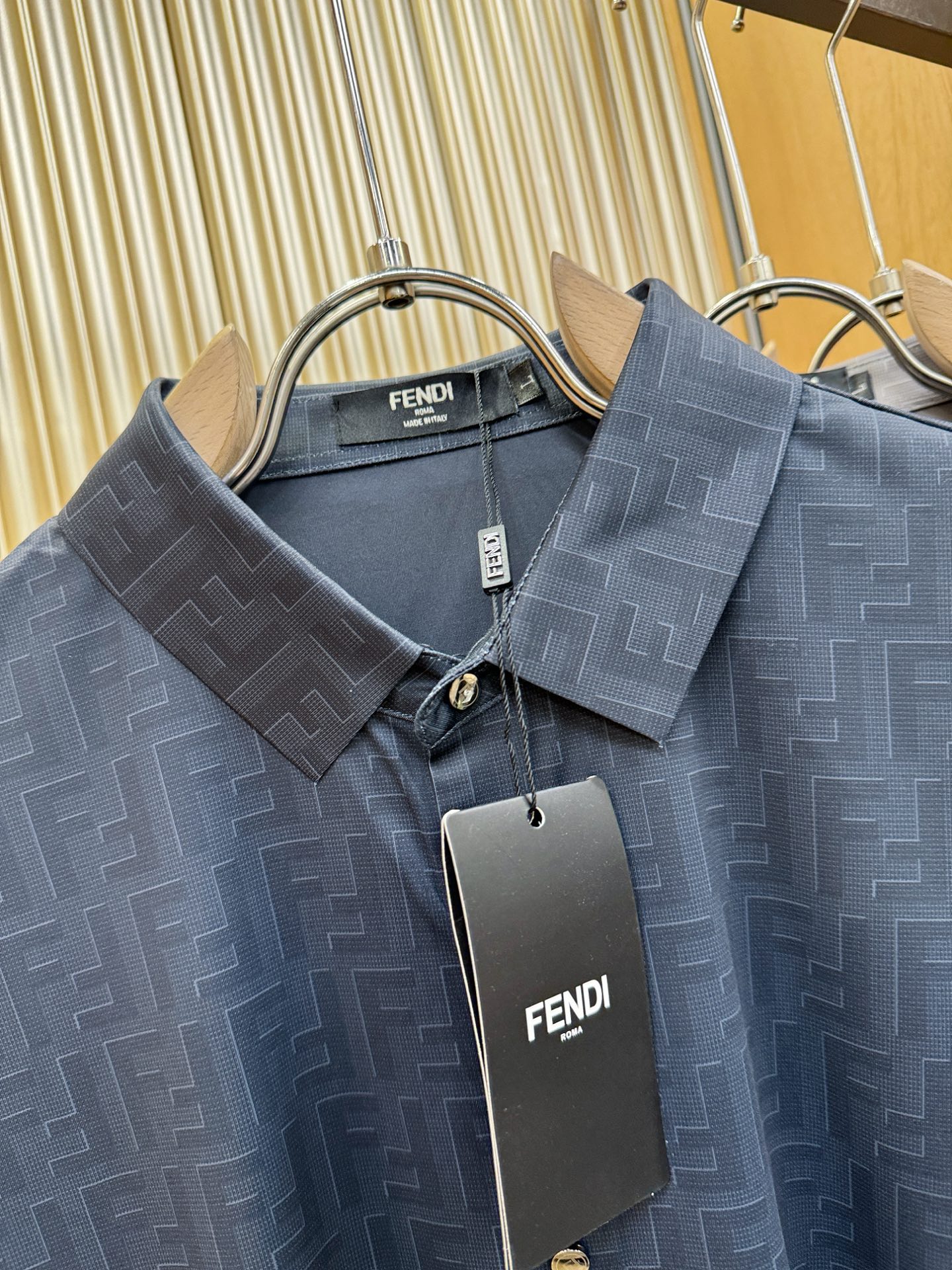 FENDI芬迪 2025新款衬衫，贸易公司渠道稀出，领先官网发售！经典休闲衬衫搭配独特的设计，简洁干净、