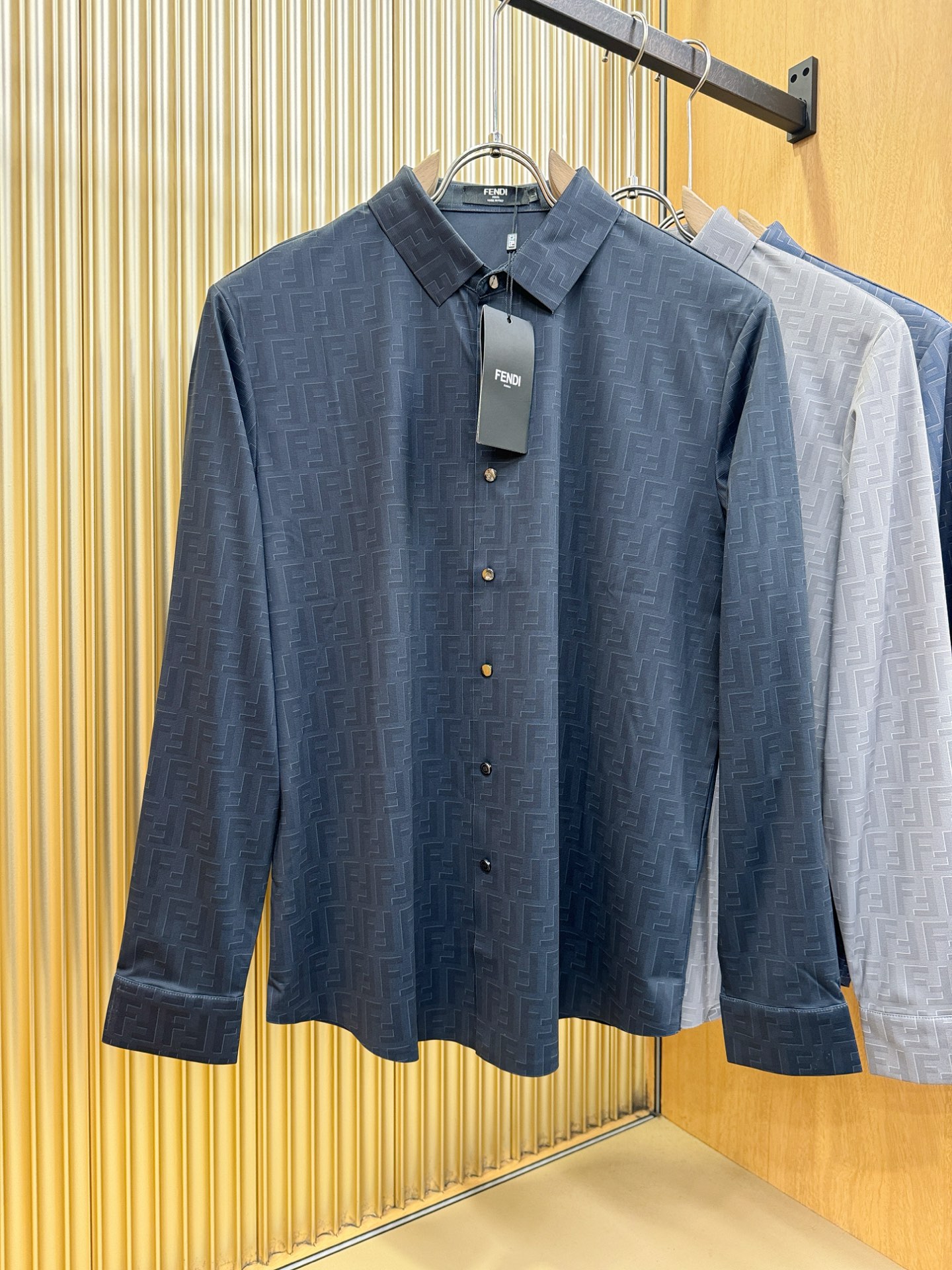 FENDI芬迪 2025新款衬衫，贸易公司渠道稀出，领先官网发售！经典休闲衬衫搭配独特的设计，简洁干净、
