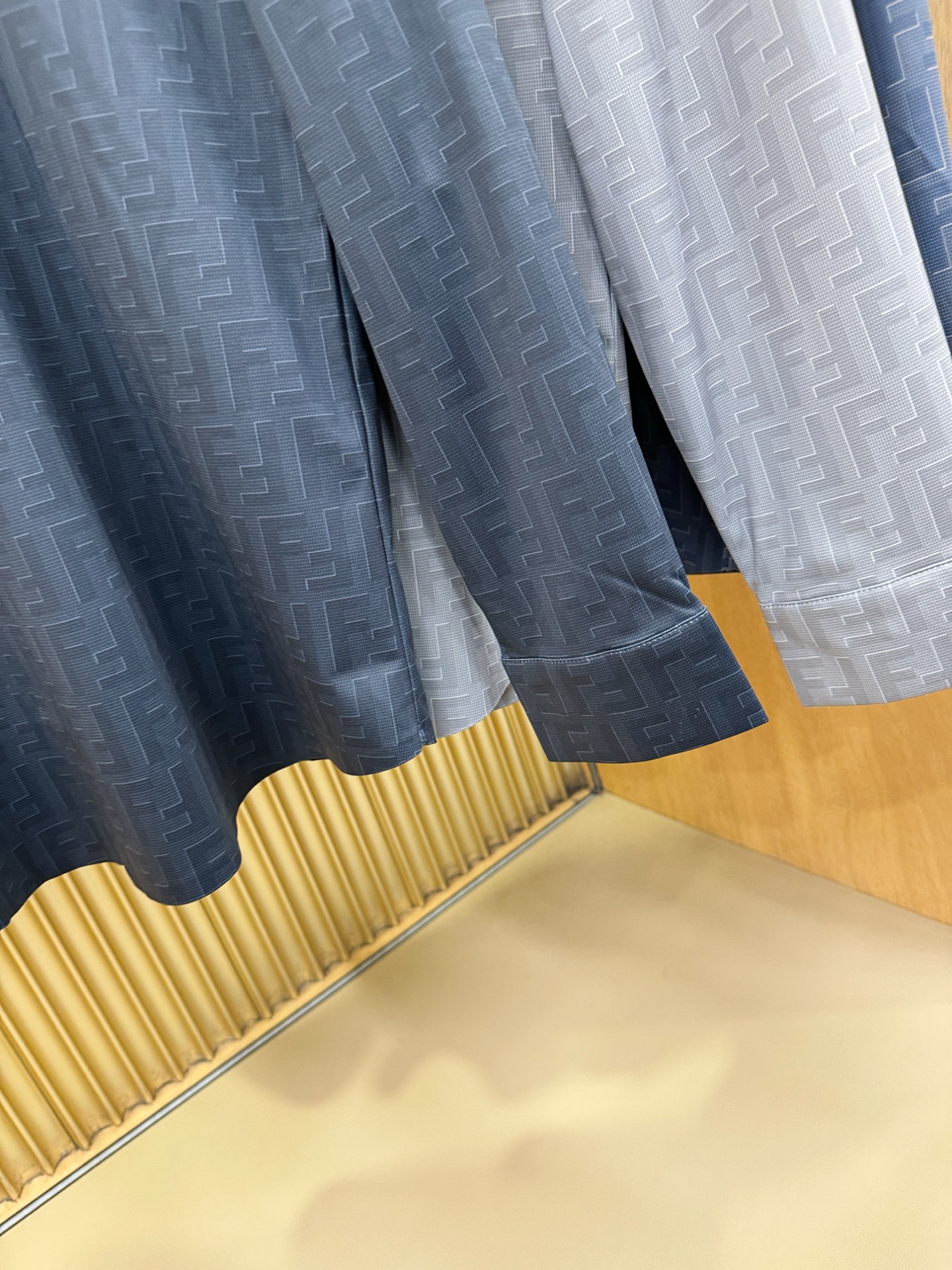 FENDI芬迪 2025新款衬衫，贸易公司渠道稀出，领先官网发售！经典休闲衬衫搭配独特的设计，简洁干净、