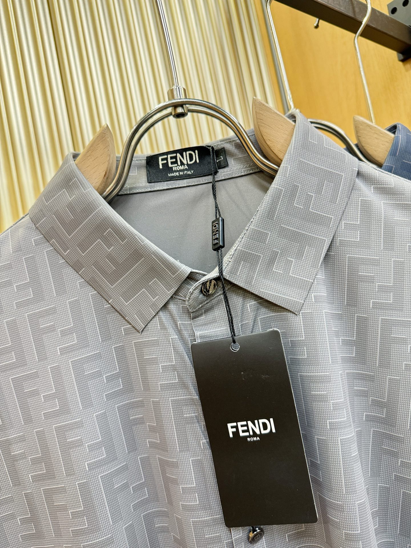 FENDI芬迪 2025新款衬衫，贸易公司渠道稀出，领先官网发售！经典休闲衬衫搭配独特的设计，简洁干净、