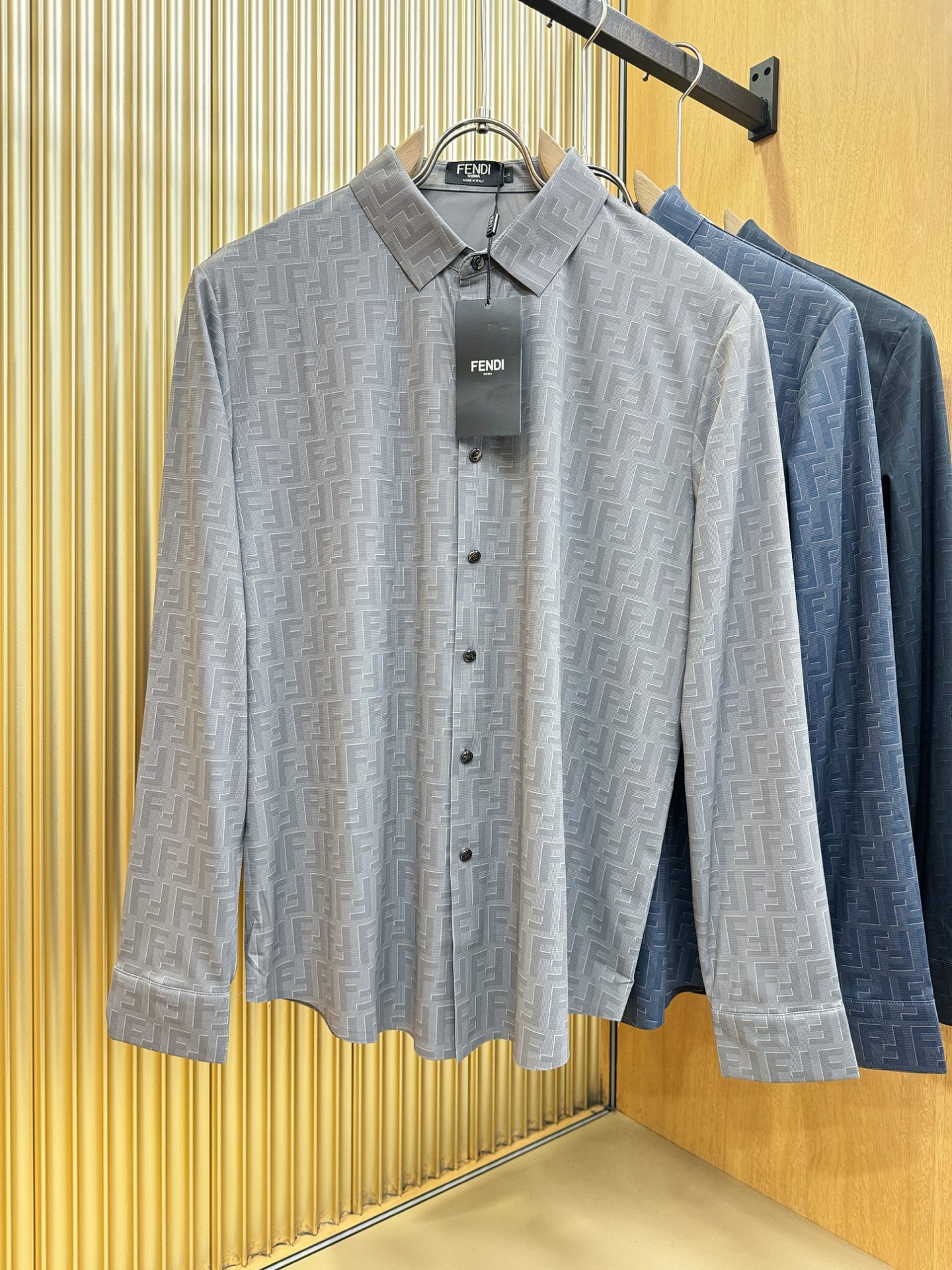 FENDI芬迪 2025新款衬衫，贸易公司渠道稀出，领先官网发售！经典休闲衬衫搭配独特的设计，简洁干净、