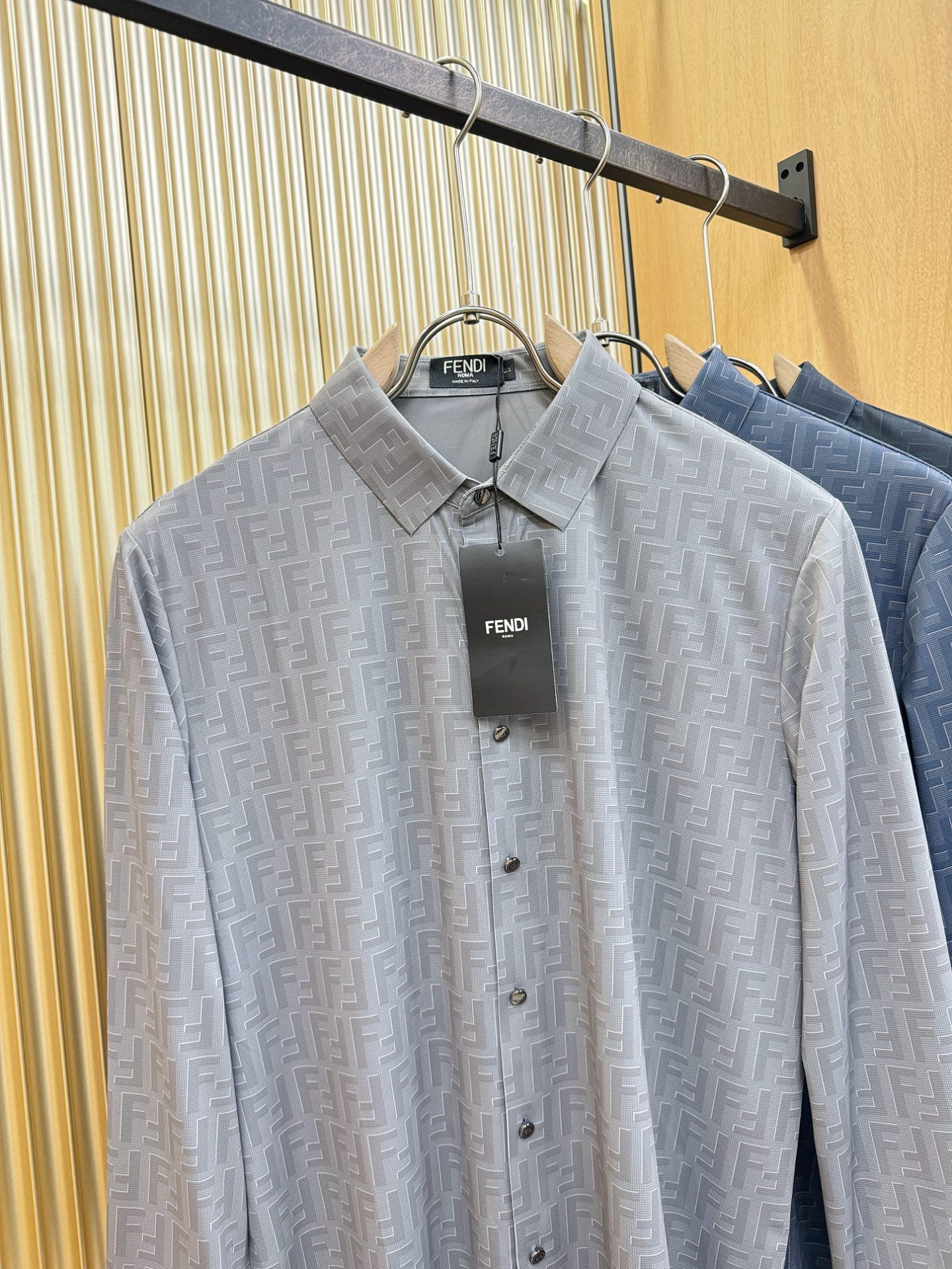 FENDI芬迪 2025新款衬衫，贸易公司渠道稀出，领先官网发售！经典休闲衬衫搭配独特的设计，简洁干净、