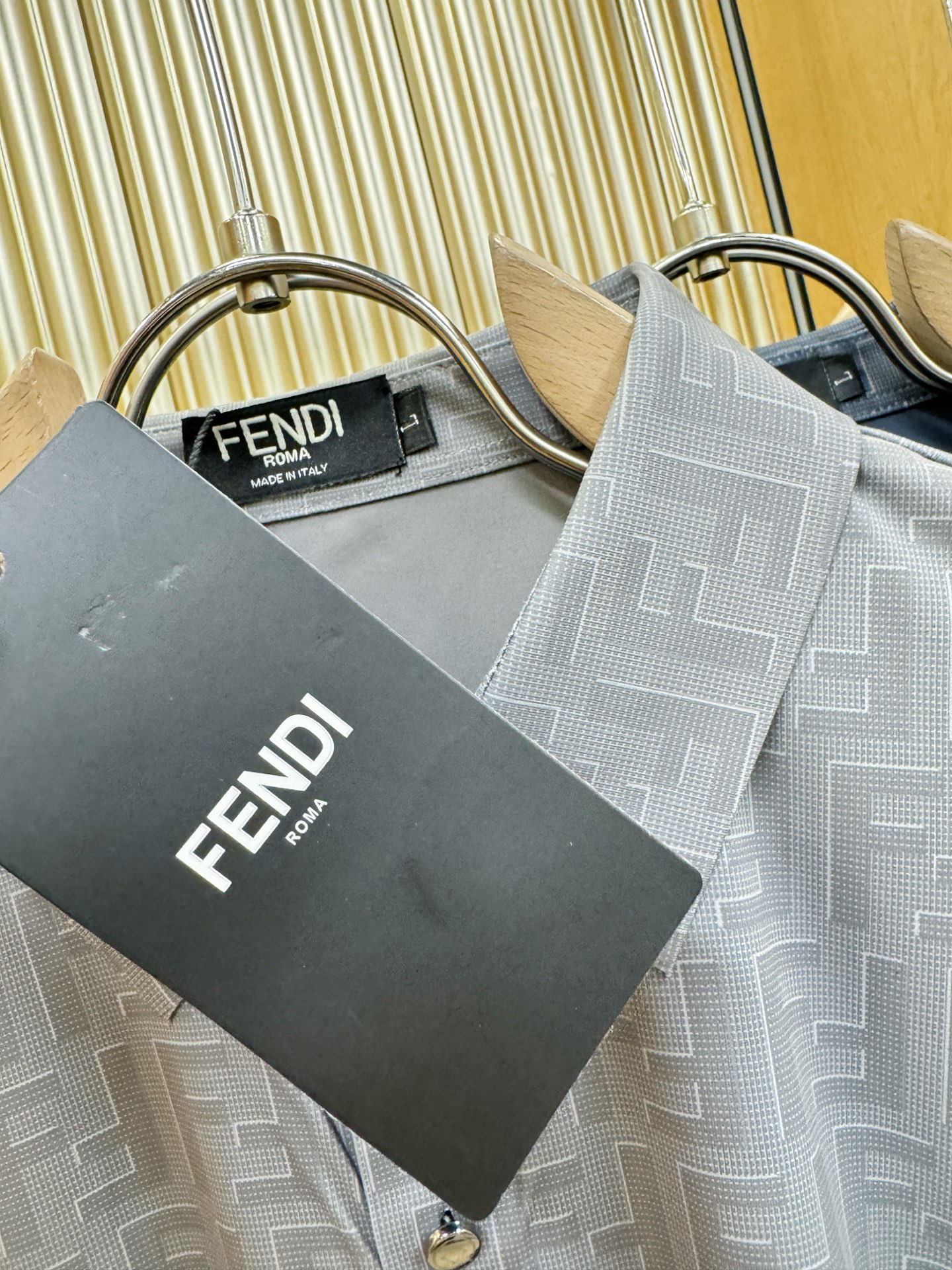 FENDI芬迪 2025新款衬衫，贸易公司渠道稀出，领先官网发售！经典休闲衬衫搭配独特的设计，简洁干净、