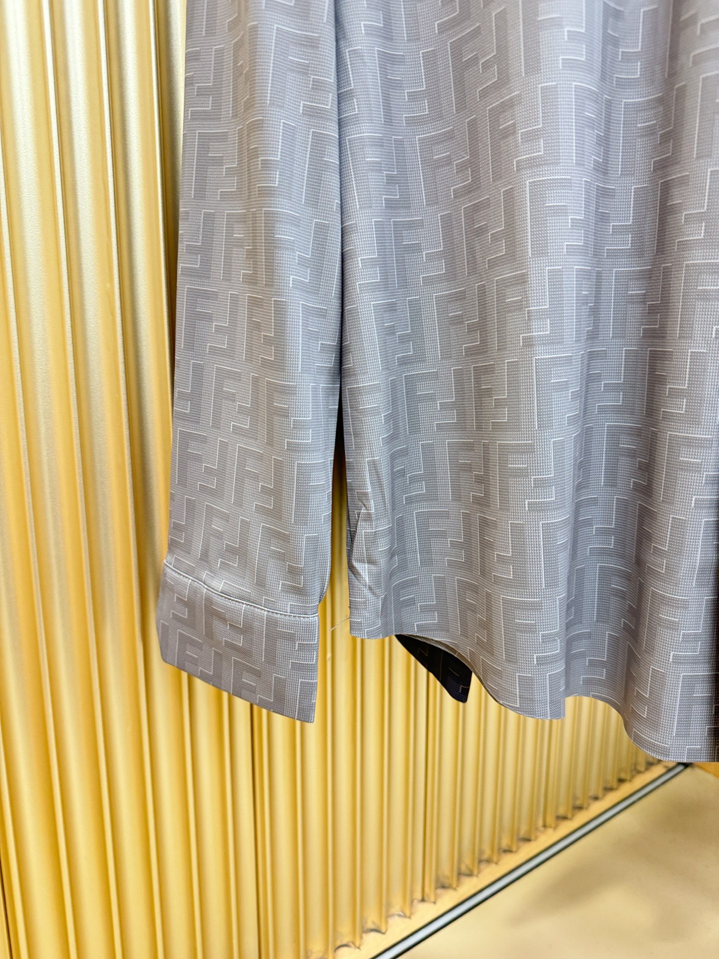 FENDI芬迪 2025新款衬衫，贸易公司渠道稀出，领先官网发售！经典休闲衬衫搭配独特的设计，简洁干净、