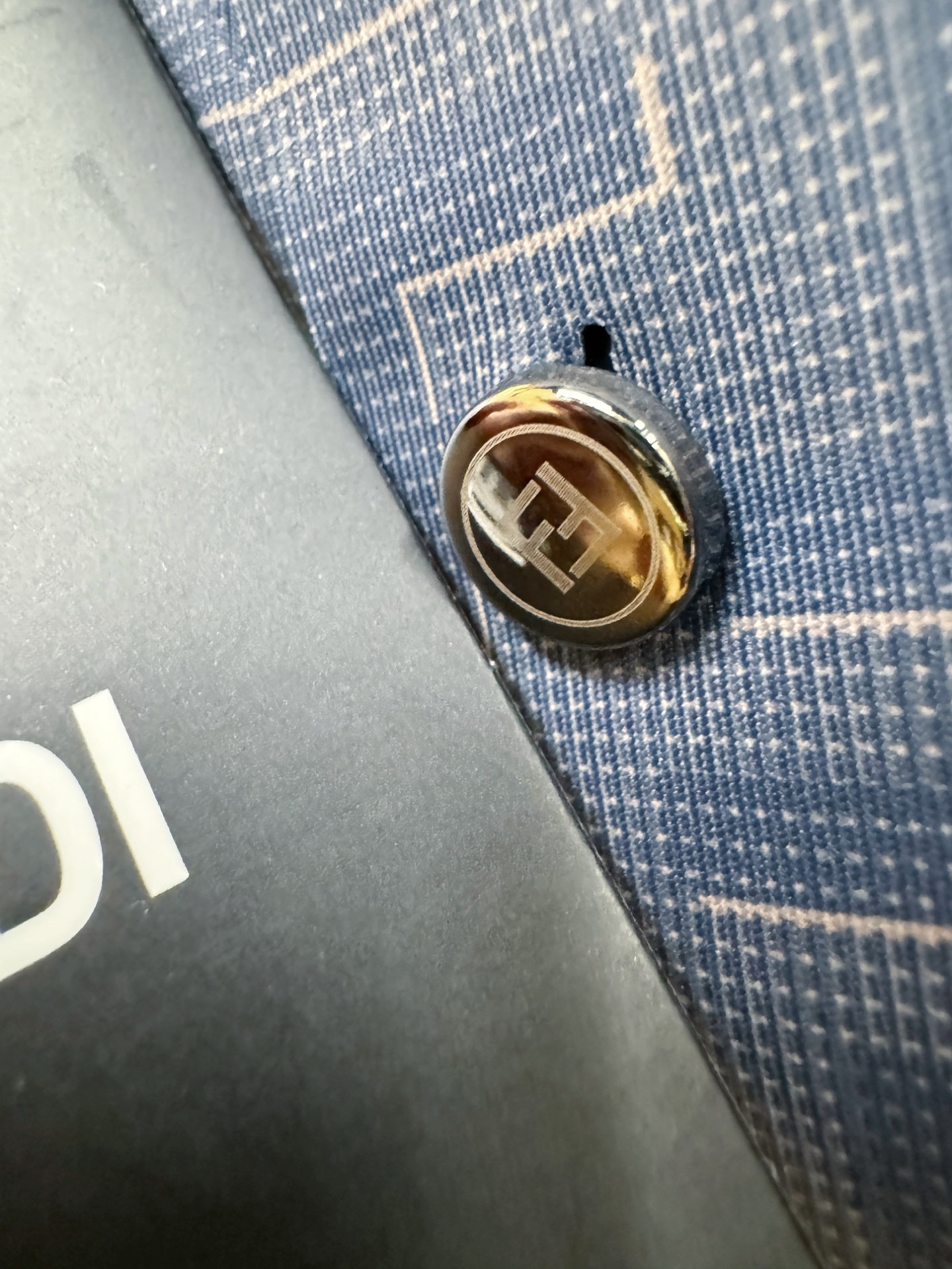 FENDI芬迪 2025新款衬衫，贸易公司渠道稀出，领先官网发售！经典休闲衬衫搭配独特的设计，简洁干净、