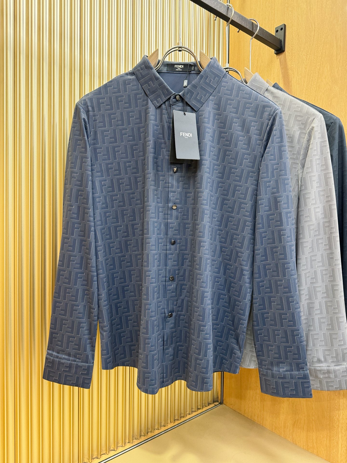 FENDI芬迪 2025新款衬衫，贸易公司渠道稀出，领先官网发售！经典休闲衬衫搭配独特的设计，简洁干净、