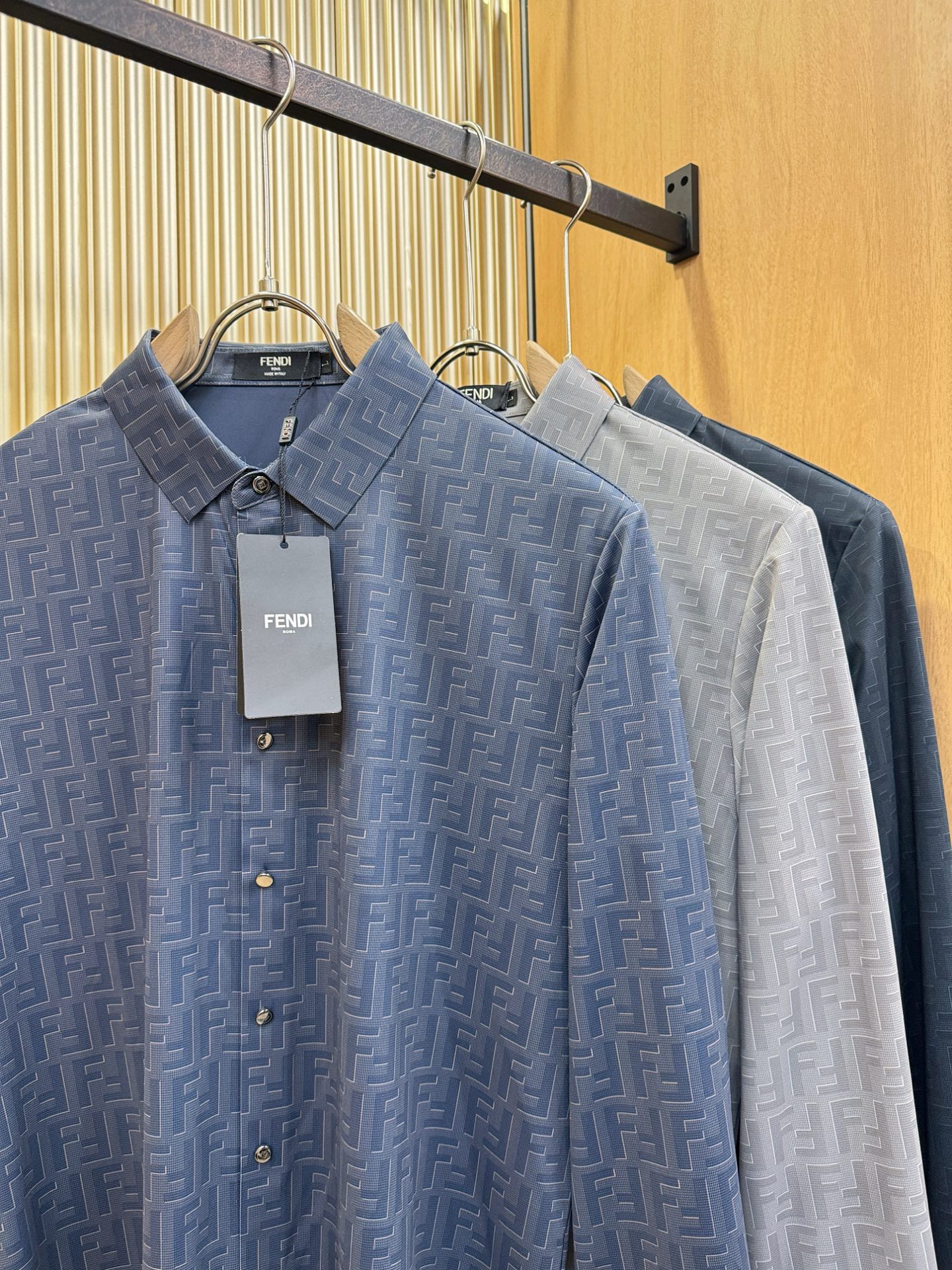 FENDI芬迪 2025新款衬衫，贸易公司渠道稀出，领先官网发售！经典休闲衬衫搭配独特的设计，简洁干净、