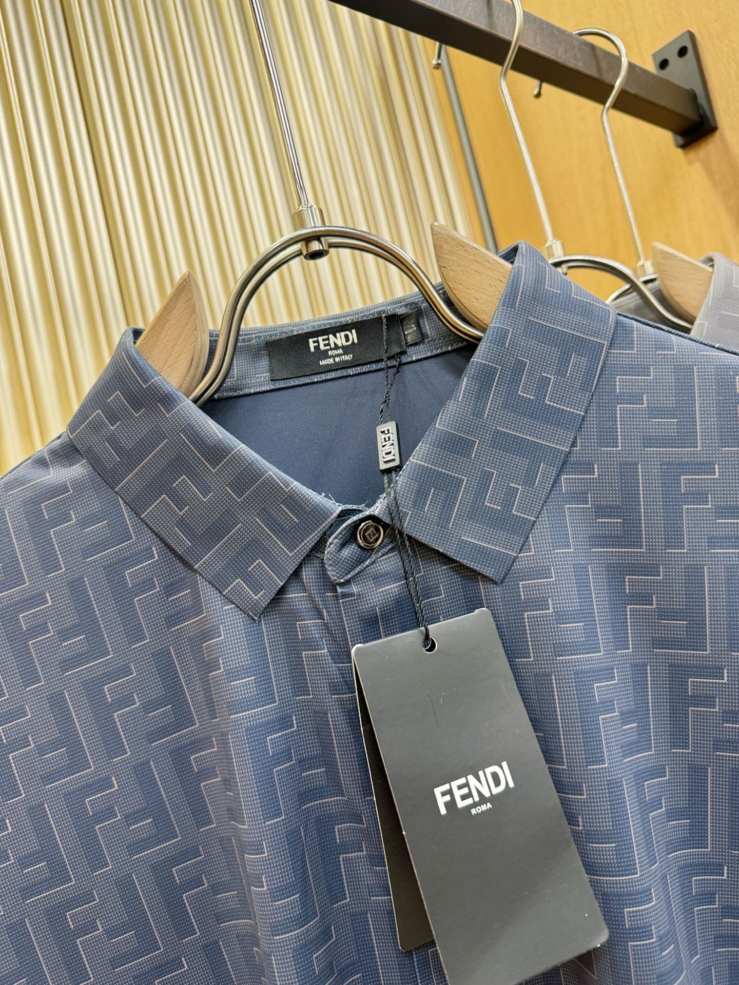 FENDI芬迪 2025新款衬衫，贸易公司渠道稀出，领先官网发售！经典休闲衬衫搭配独特的设计，简洁干净、