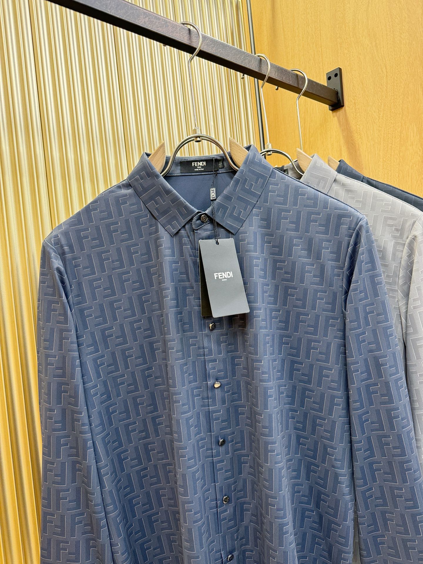 FENDI芬迪 2025新款衬衫，贸易公司渠道稀出，领先官网发售！经典休闲衬衫搭配独特的设计，简洁干净、