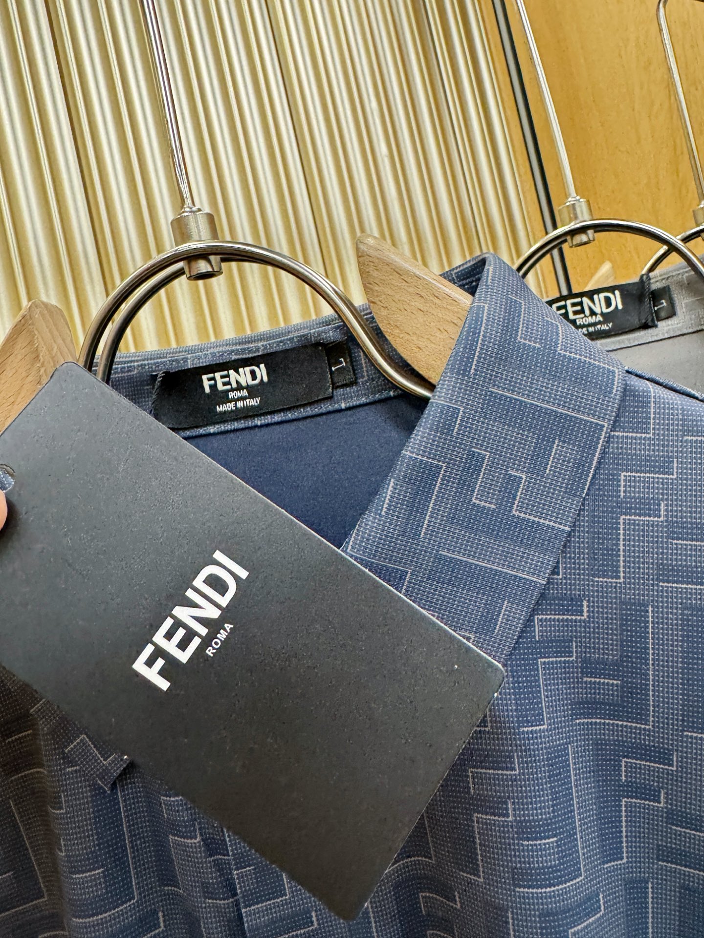 FENDI芬迪 2025新款衬衫，贸易公司渠道稀出，领先官网发售！经典休闲衬衫搭配独特的设计，简洁干净、