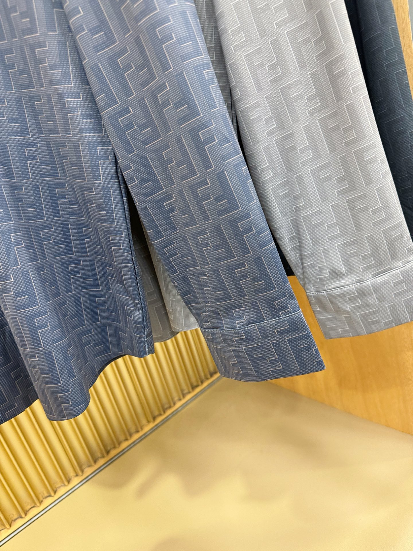 FENDI芬迪 2025新款衬衫，贸易公司渠道稀出，领先官网发售！经典休闲衬衫搭配独特的设计，简洁干净、