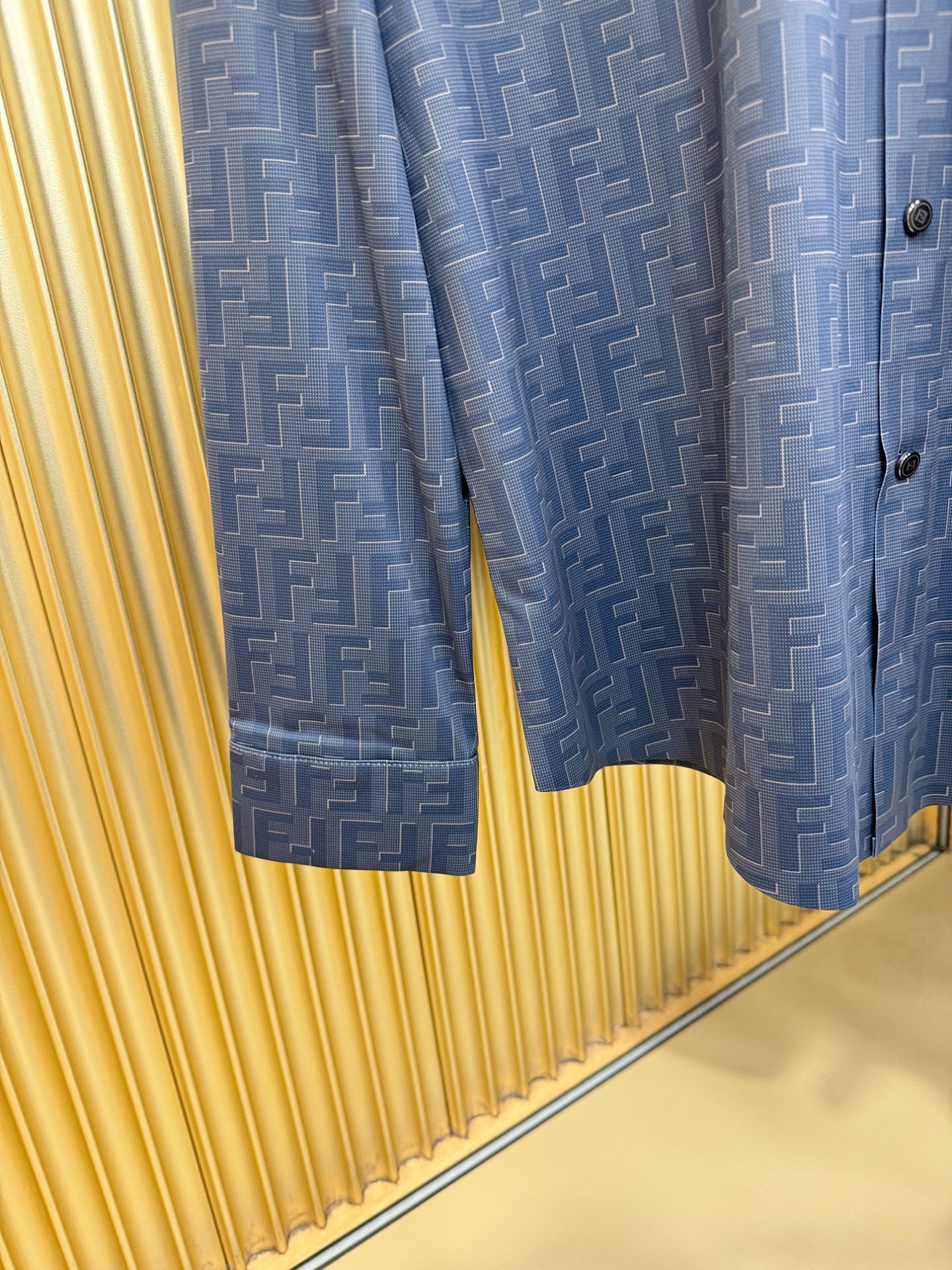 FENDI芬迪 2025新款衬衫，贸易公司渠道稀出，领先官网发售！经典休闲衬衫搭配独特的设计，简洁干净、