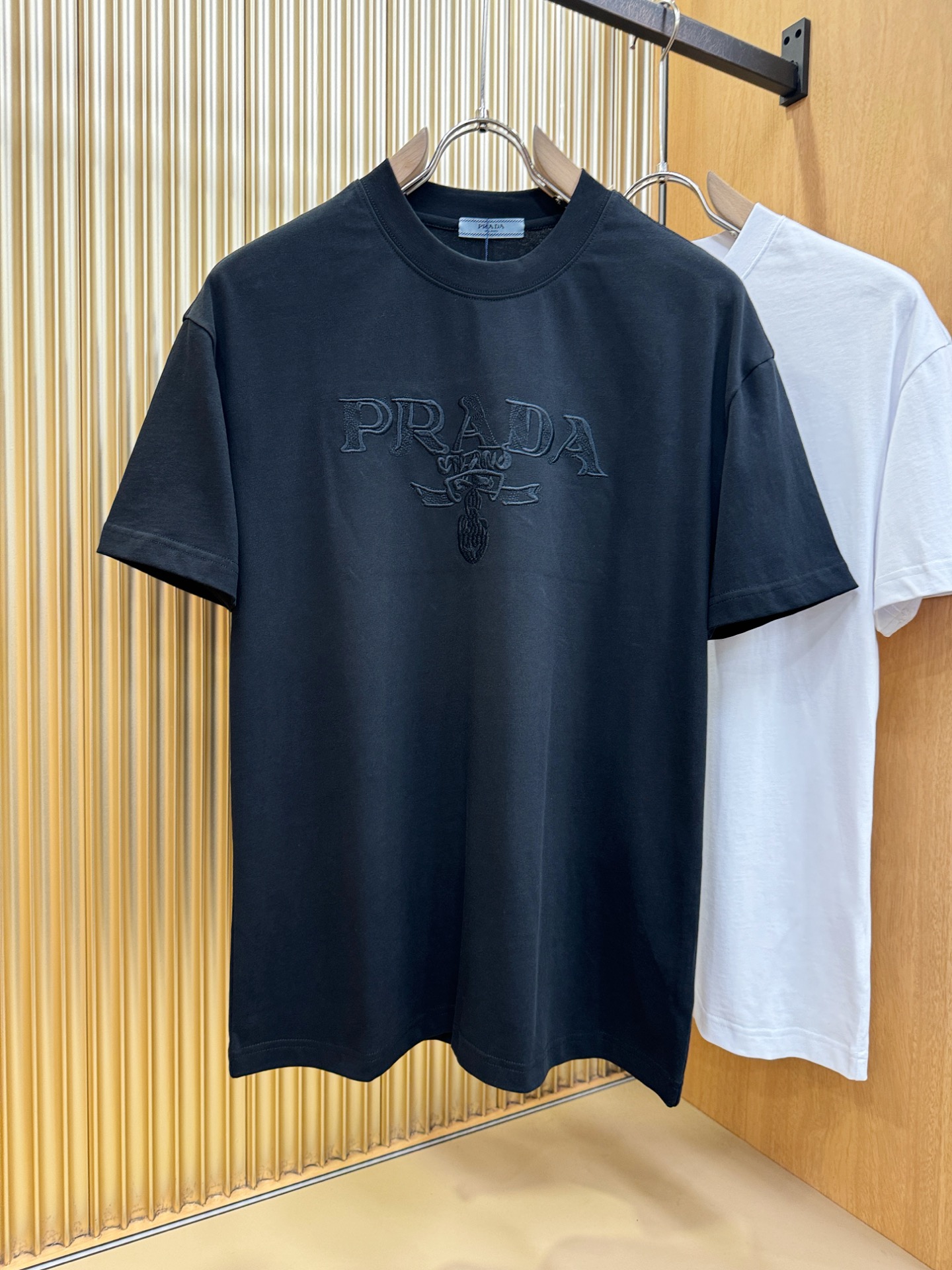 PRADA 普拉达 2026新款短袖T恤！走秀图案时尚休闲短袖T恤衫！设计logo设计！极具设计精选客供