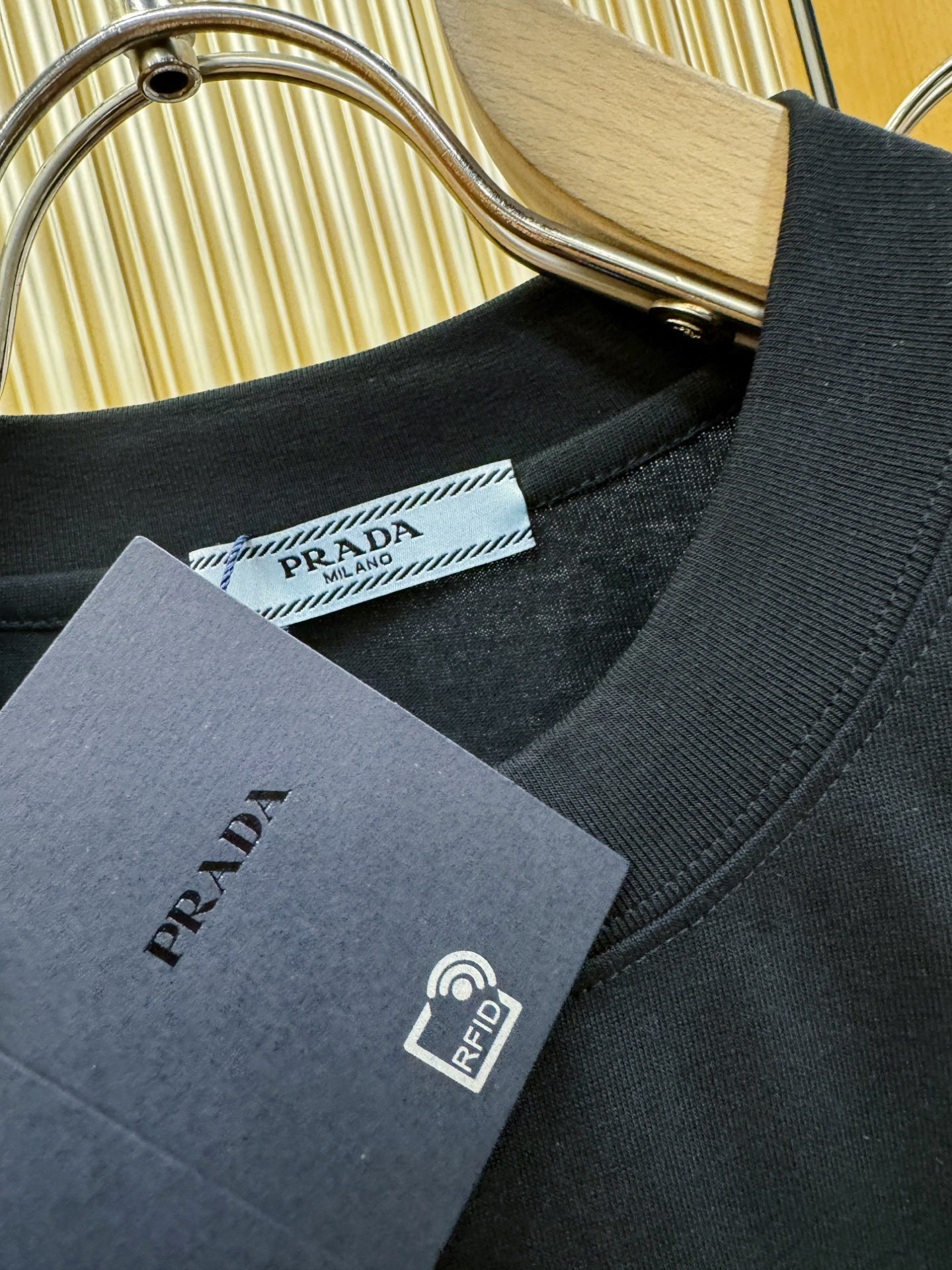 PRADA 普拉达 2026新款短袖T恤！走秀图案时尚休闲短袖T恤衫！设计logo设计！极具设计精选客供