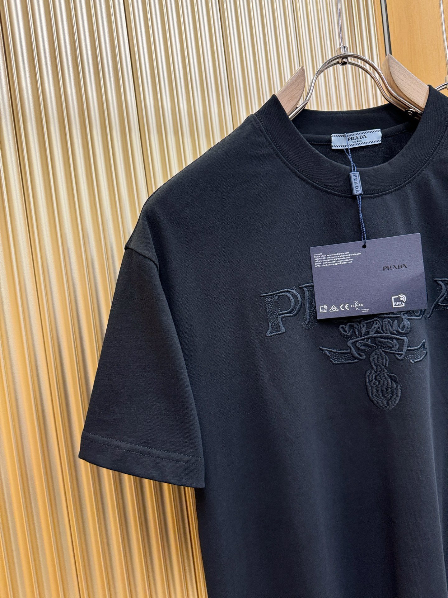 PRADA 普拉达 2026新款短袖T恤！走秀图案时尚休闲短袖T恤衫！设计logo设计！极具设计精选客供