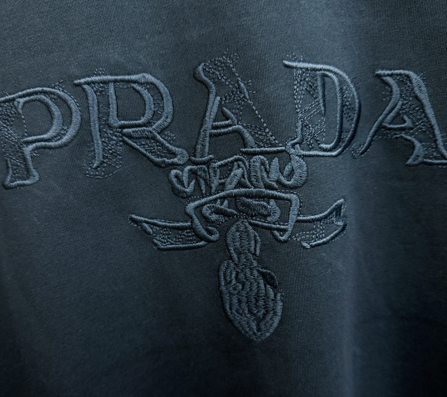 PRADA 普拉达 2026新款短袖T恤！走秀图案时尚休闲短袖T恤衫！设计logo设计！极具设计精选客供