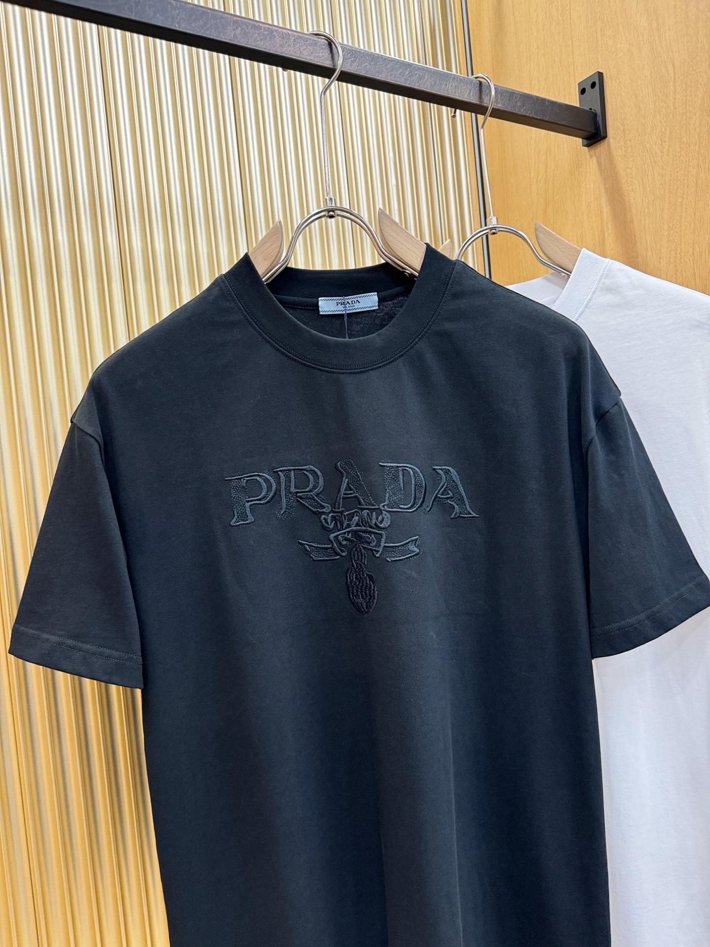 PRADA 普拉达 2026新款短袖T恤！走秀图案时尚休闲短袖T恤衫！设计logo设计！极具设计精选客供