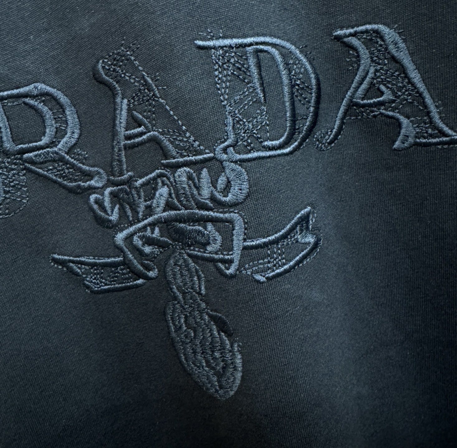 PRADA 普拉达 2026新款短袖T恤！走秀图案时尚休闲短袖T恤衫！设计logo设计！极具设计精选客供