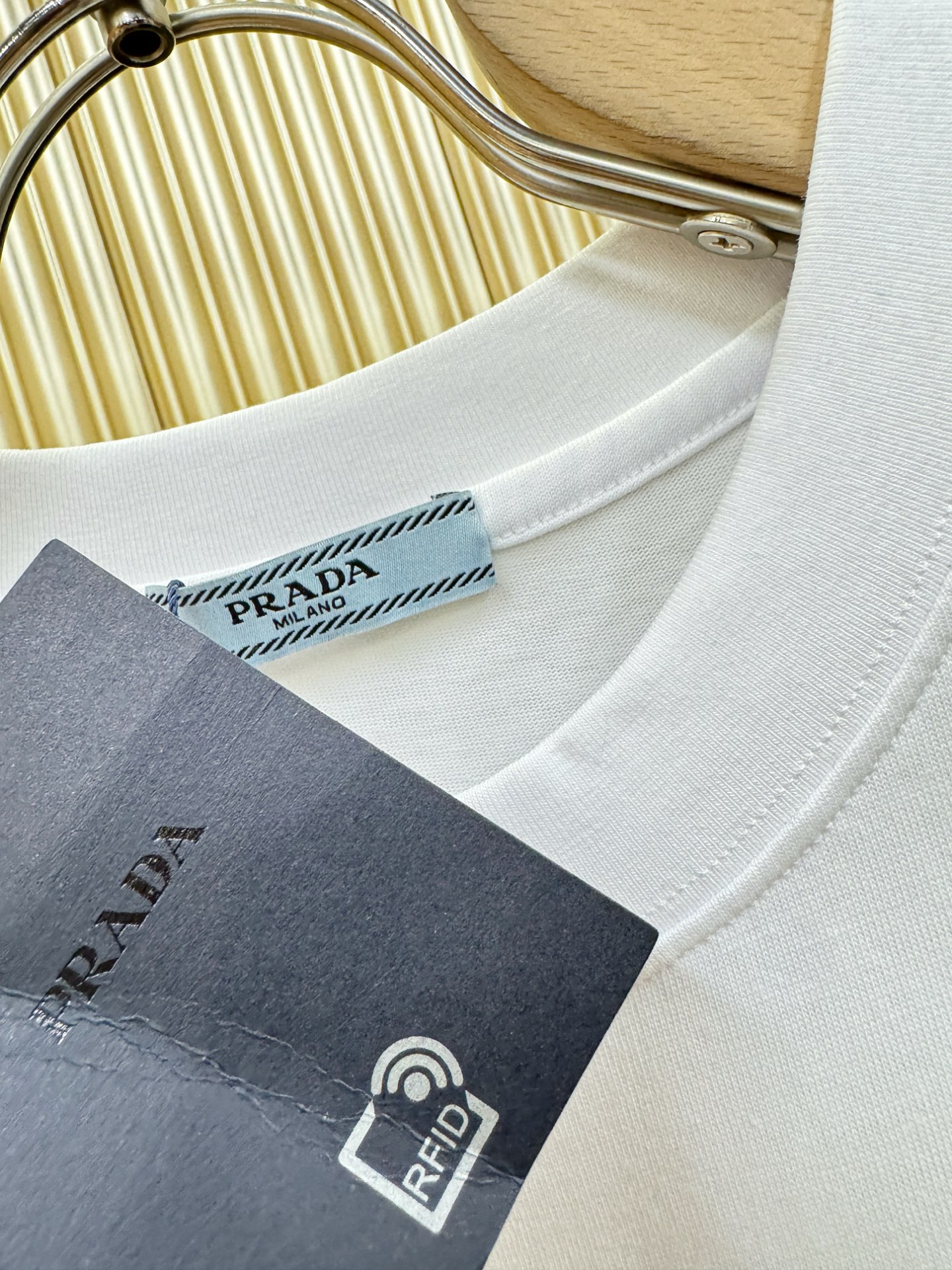 PRADA 普拉达 2026新款短袖T恤！走秀图案时尚休闲短袖T恤衫！设计logo设计！极具设计精选客供